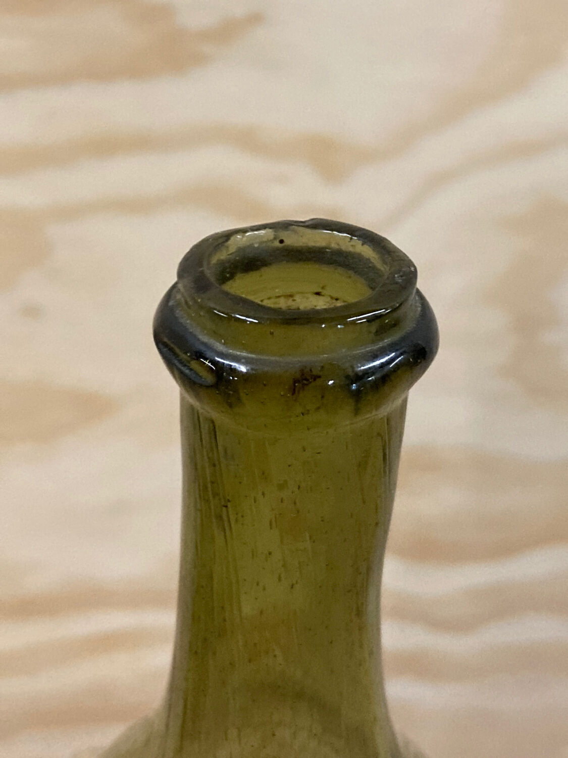 Bouteille en verre verte ancienne Wabi Sabi