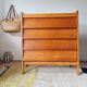 Commode vintage Mid-Century en chêne clair et tiroirs biseautés (1960)