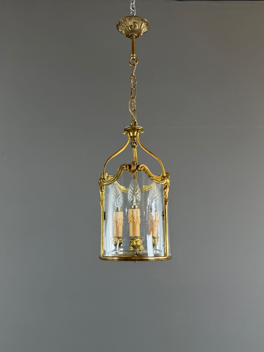Cylindrical lantern in gilded bronze in the Louis XV style, 20th century.