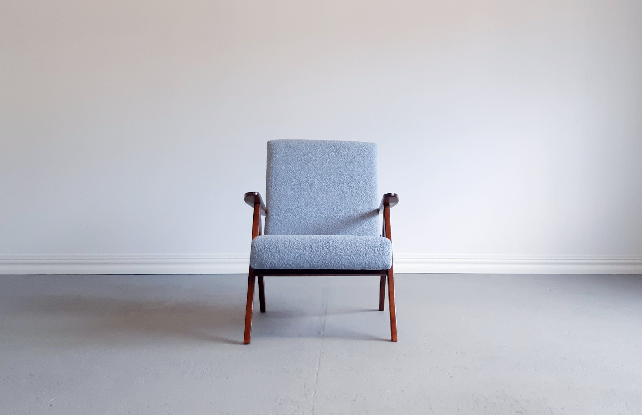 Mid century easy chair model b 310 var en boucle bleu clair