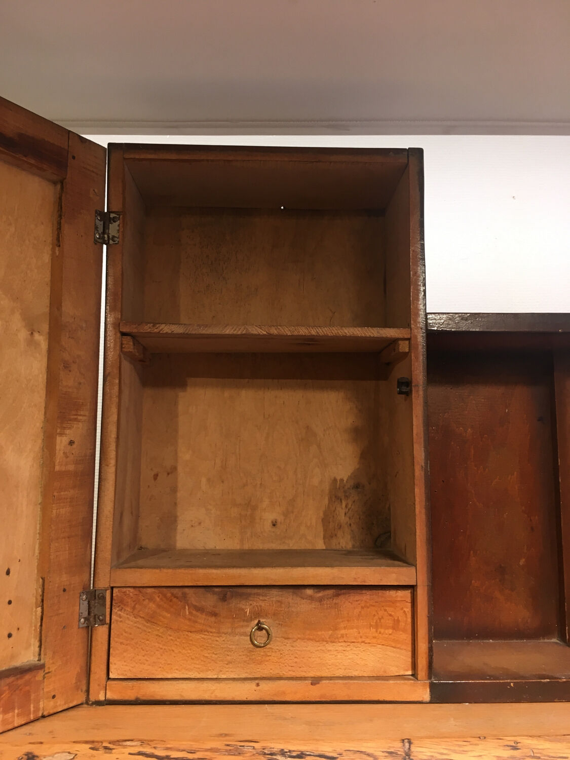 Pharmacy cabinet