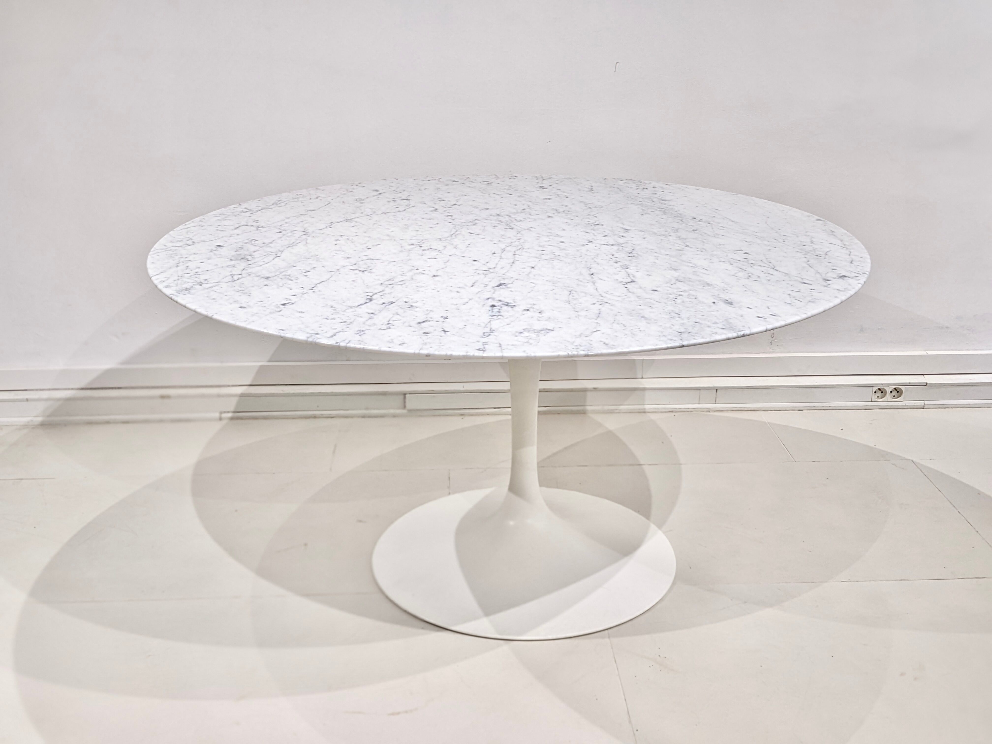 Round table in carrara mabre by Eero Saarinen for Knoll
