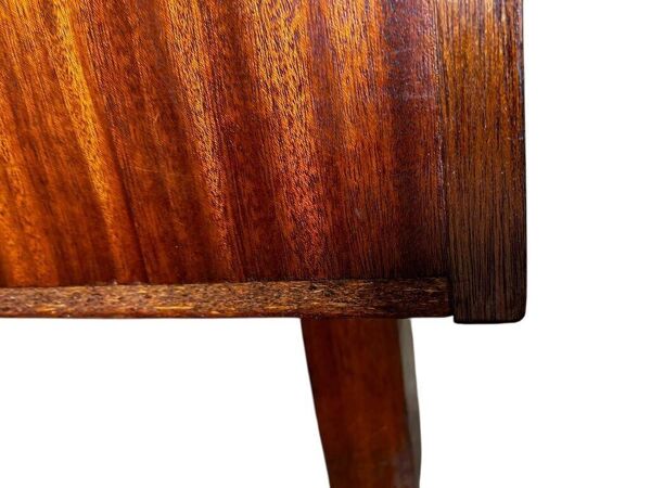 Comptoir de magasin vintage en bois sur roulettes