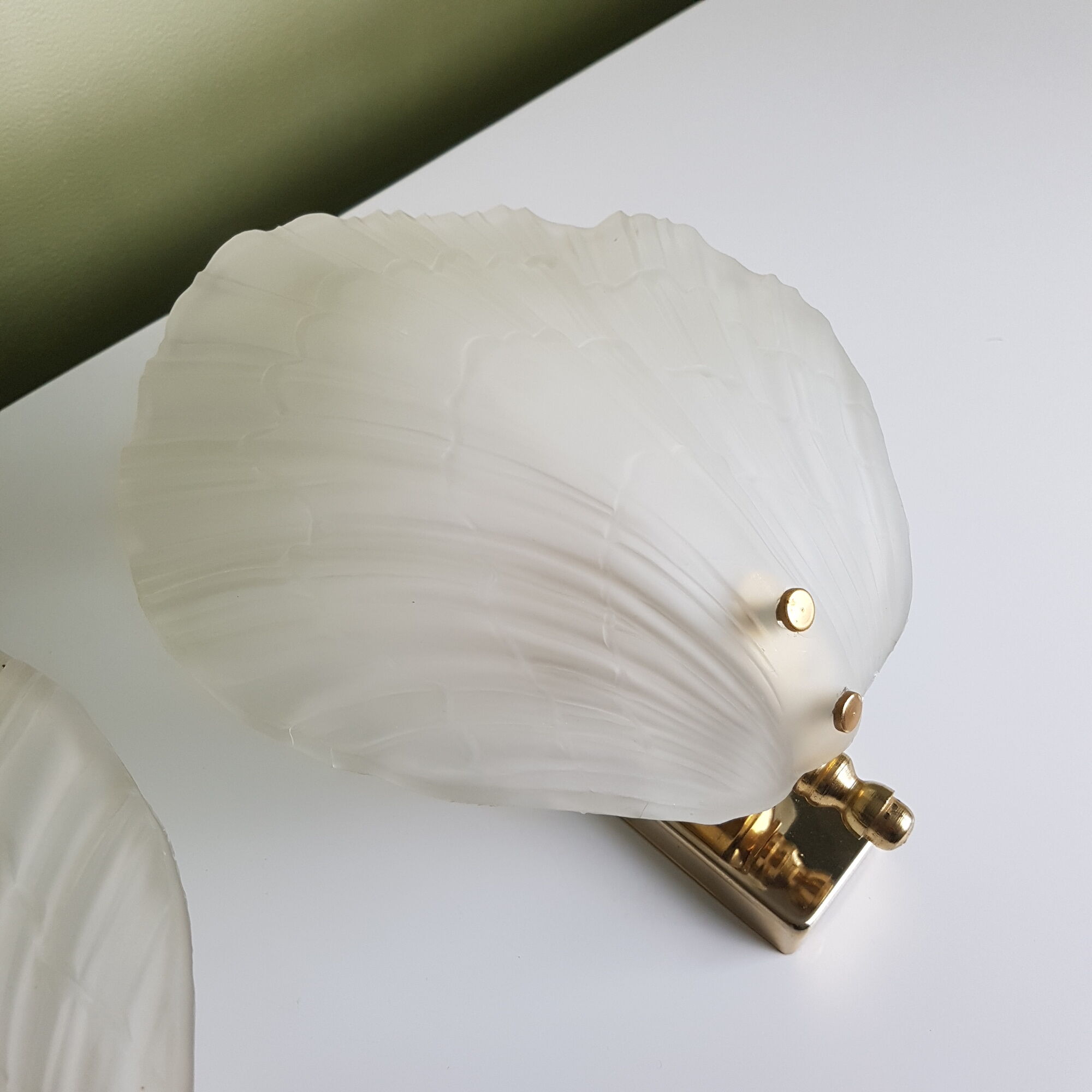 Pair of shell appliques in squeezed pressed glass and golden steel 1970
