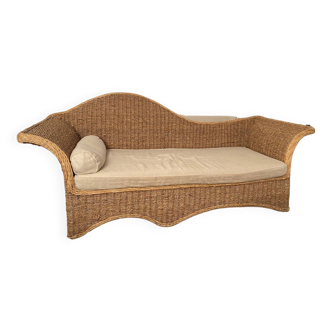 Indoor daybed with mattress with curves and braiding work