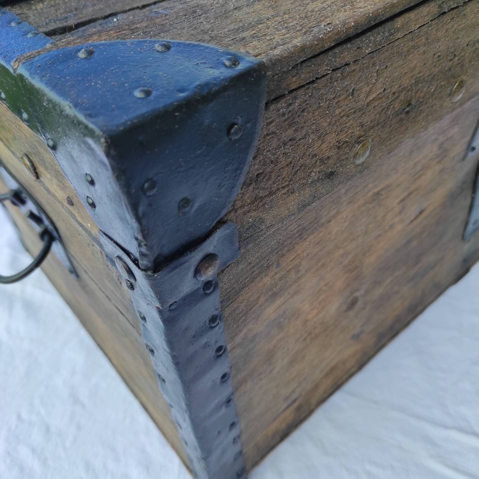 Small wooden trunk of 60 x 36 x 31 cm of dimensions