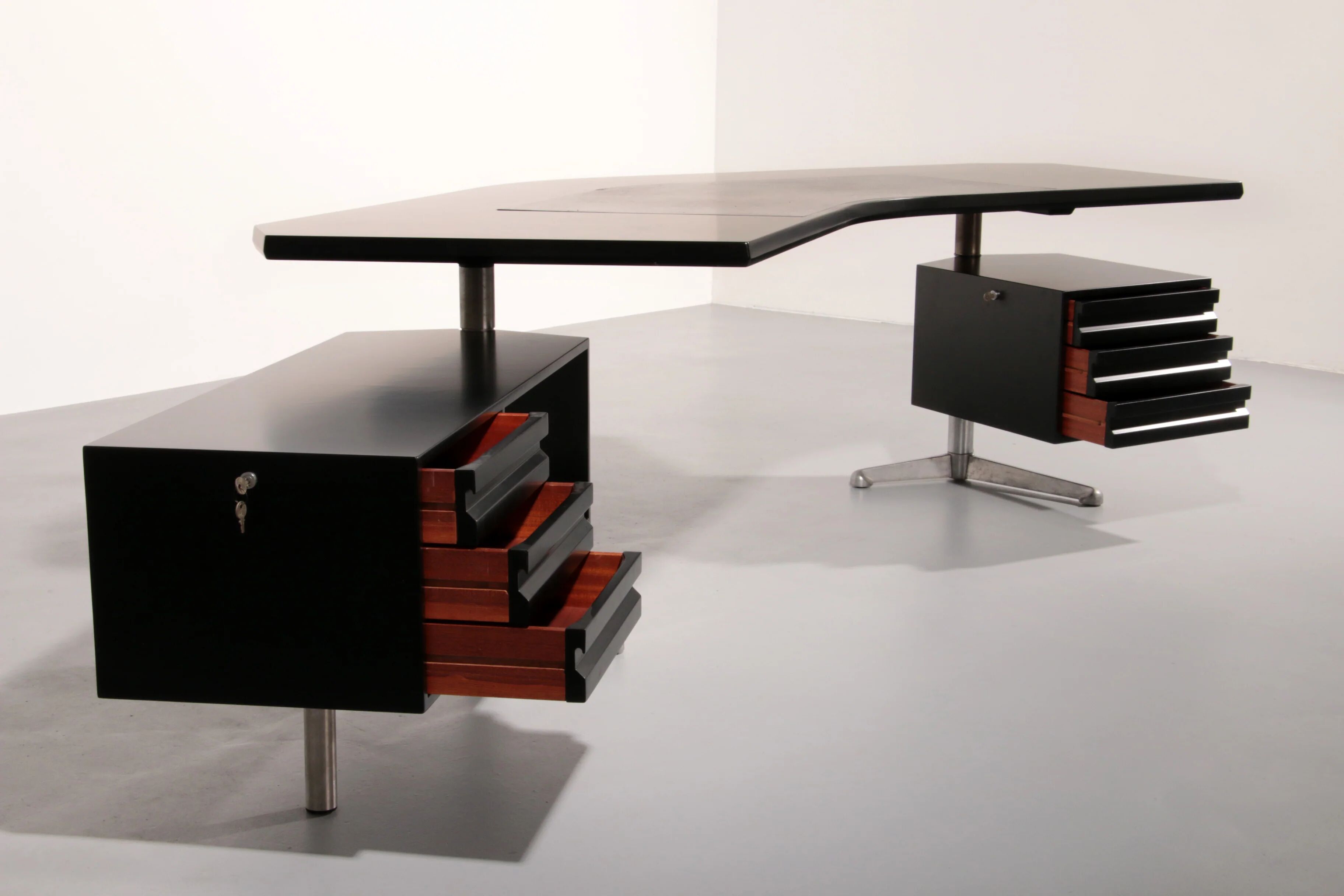 Bureau d'angle exécutif 'T96' d'Osvaldo Borsani pour Tecno en bois laqué noir