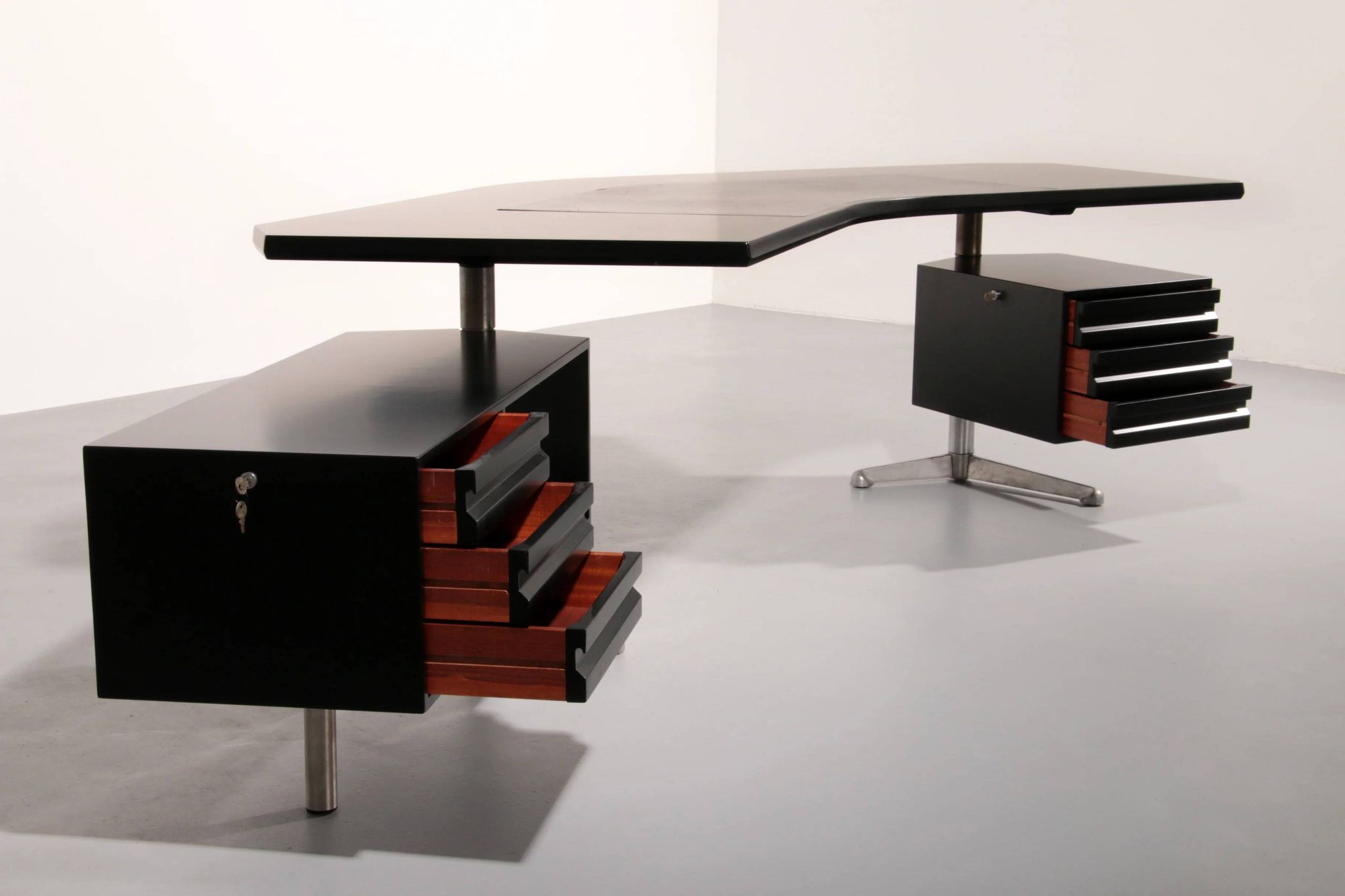 Osvaldo Borsani for Tecno ‘T96’ executive corner desk in black lacquered wood