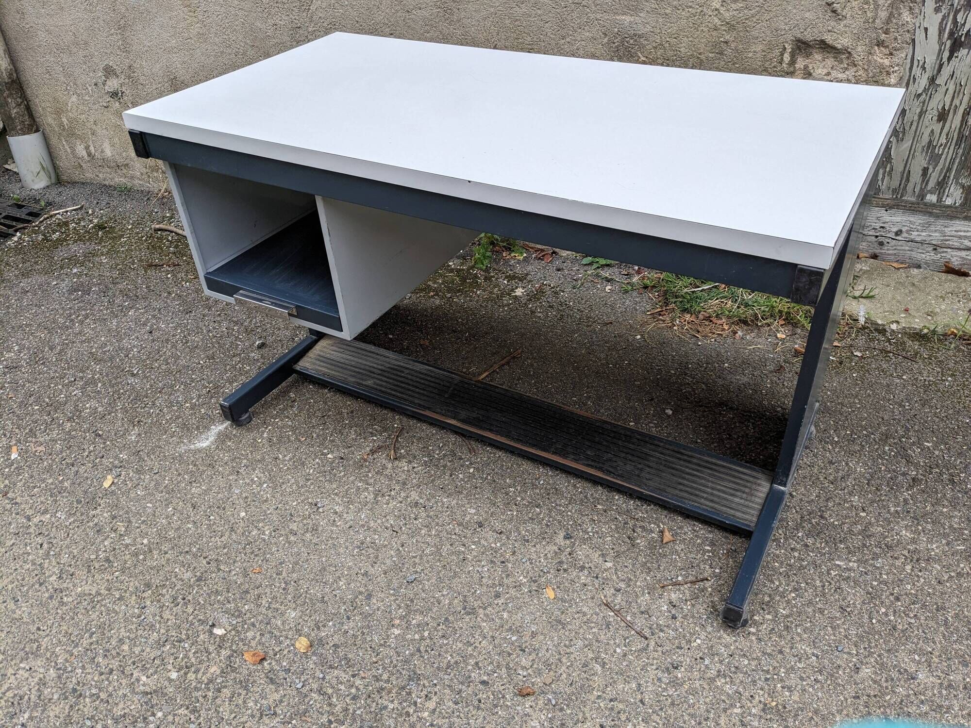 retro desk (industrial/school style from the 60s-70s)