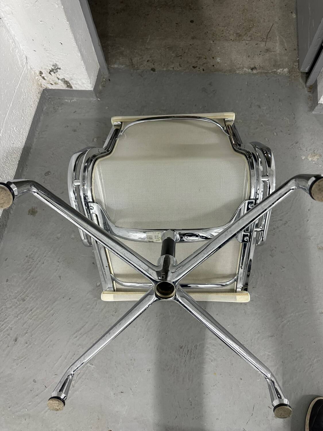 Fauteuil EA 108 Charles & Ray Eames édition Vitra