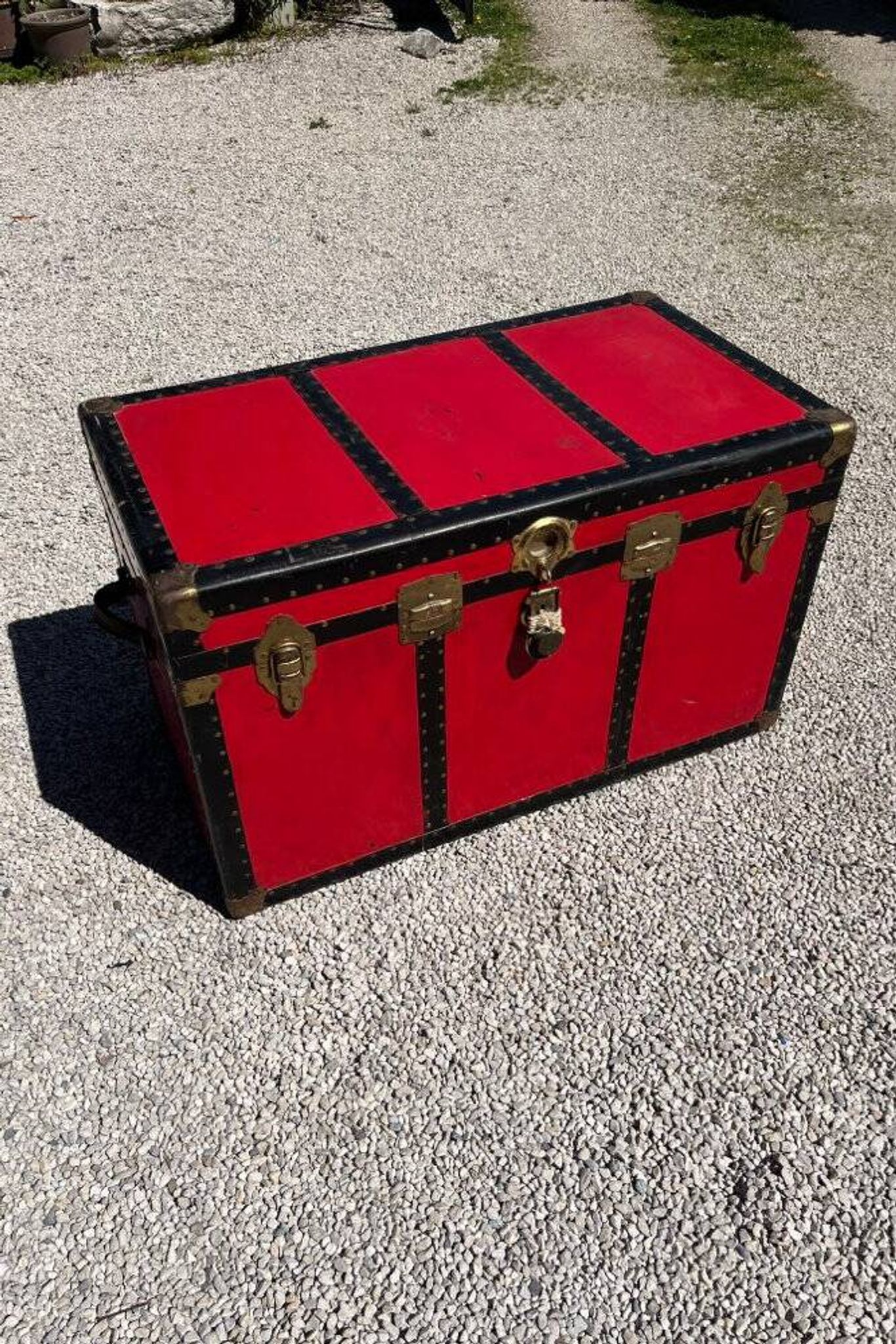 Large vintage trunk from the 1930s/40s.
