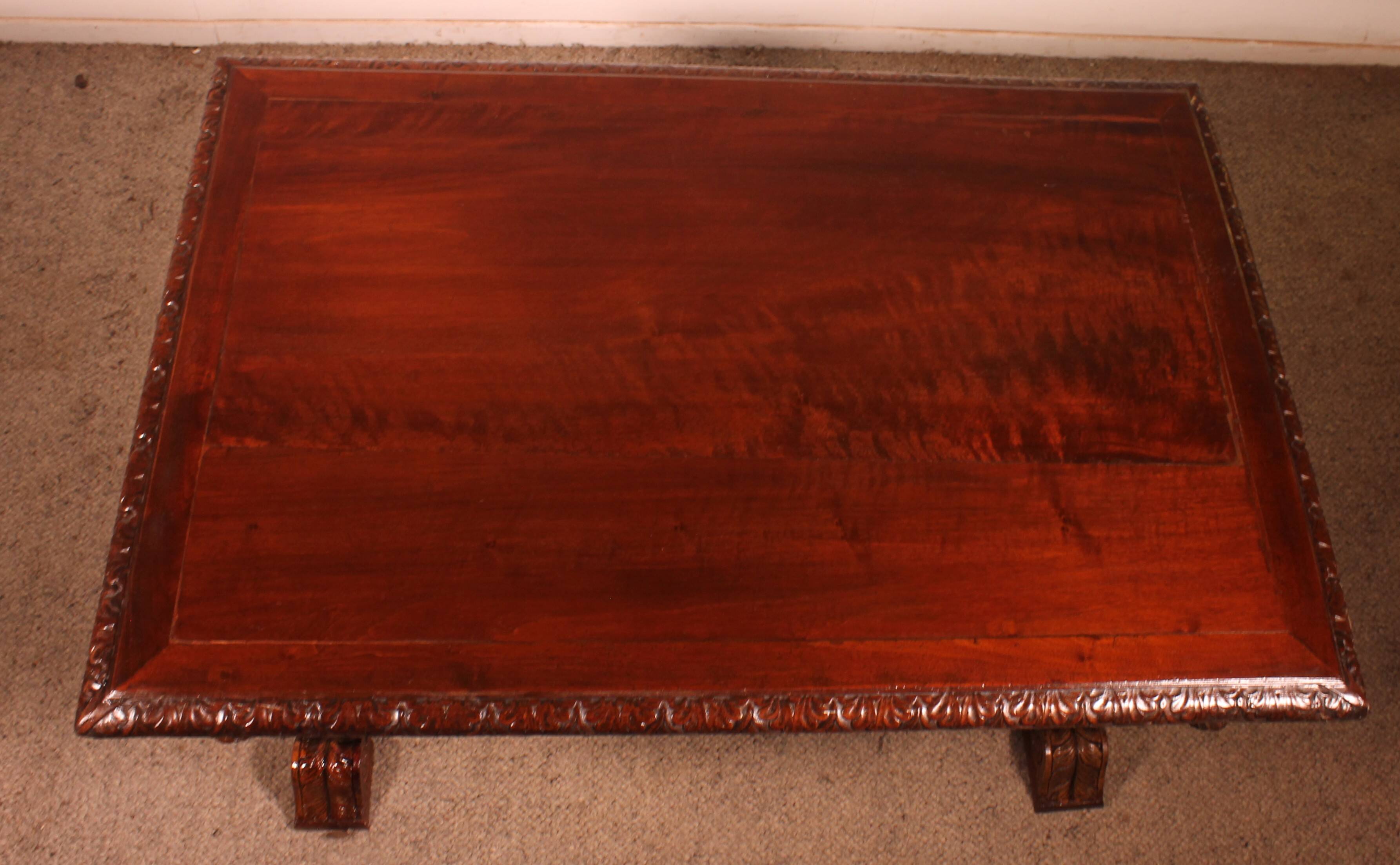 Table de milieu d'époque Renaissance en noyer