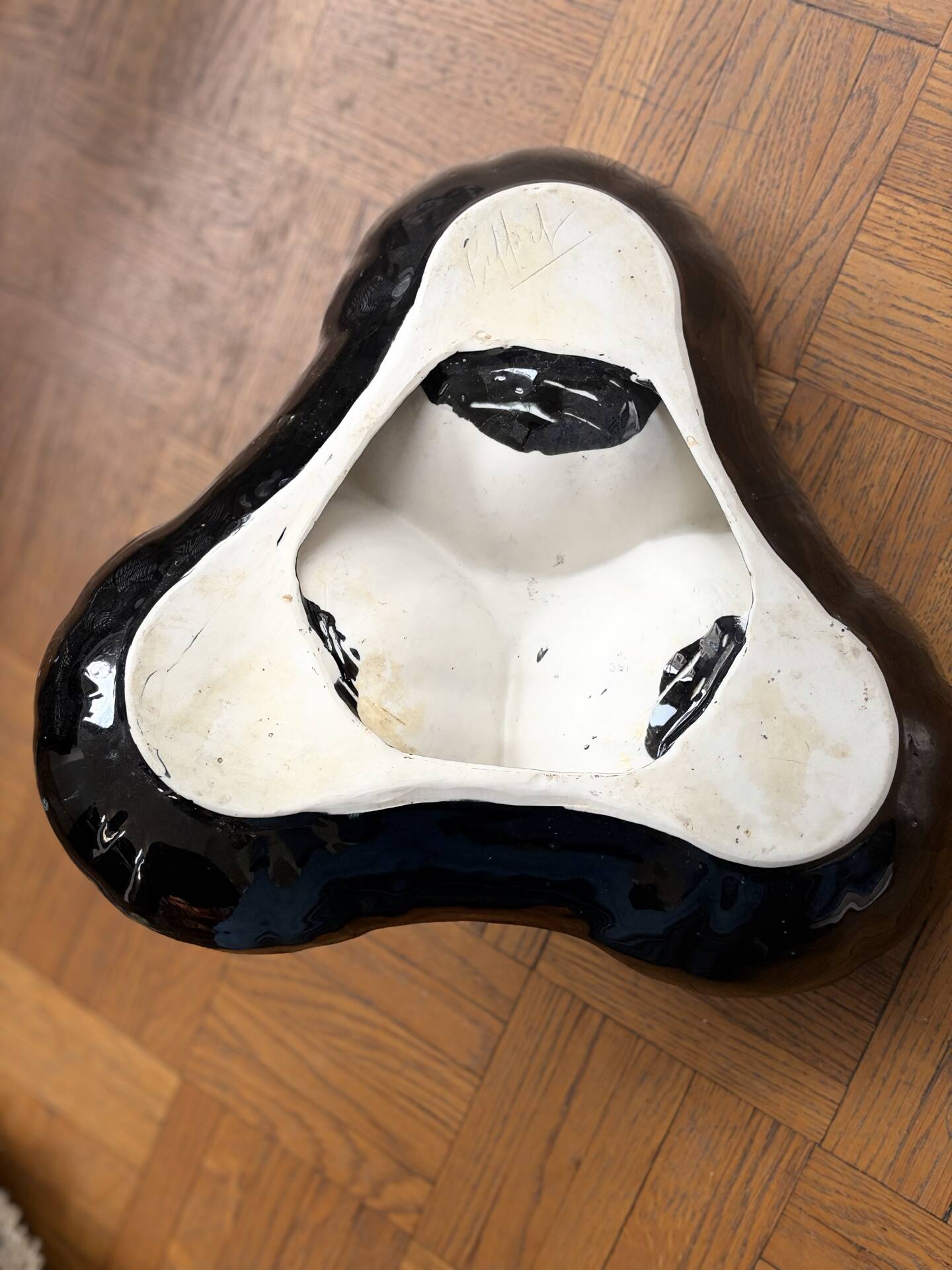 Tripod cup with handle in ceramic