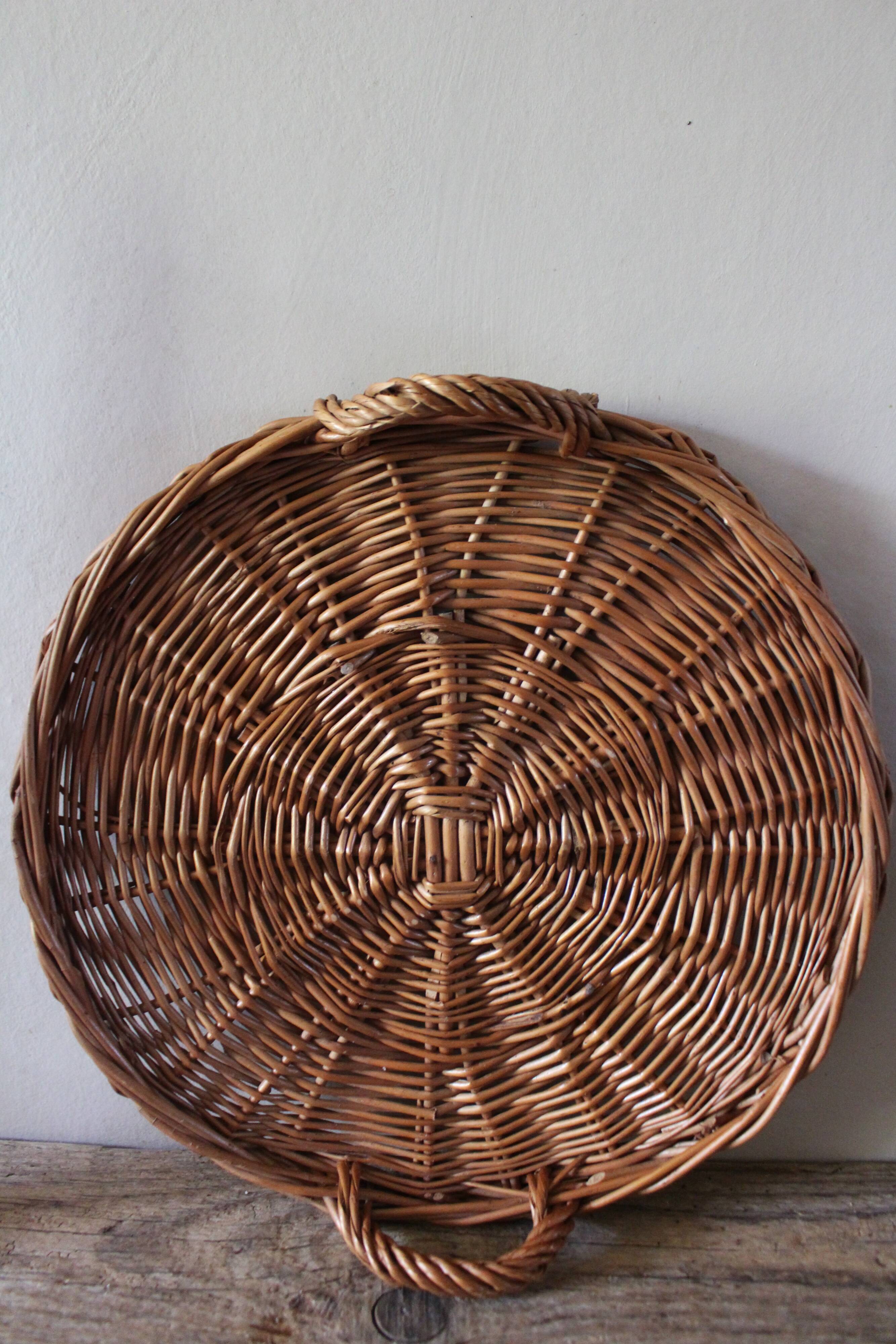 Medium round wicker plateau with two handles.