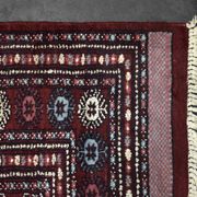 Tapis oriental Boukhara rouge tissé à la main, années 1960