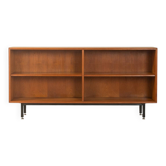Superbe buffet des années 1960, en placage de teck, pieds en acier noir.