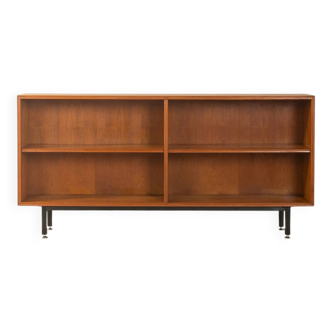 Superbe buffet des années 1960, en placage de teck, pieds en acier noir.