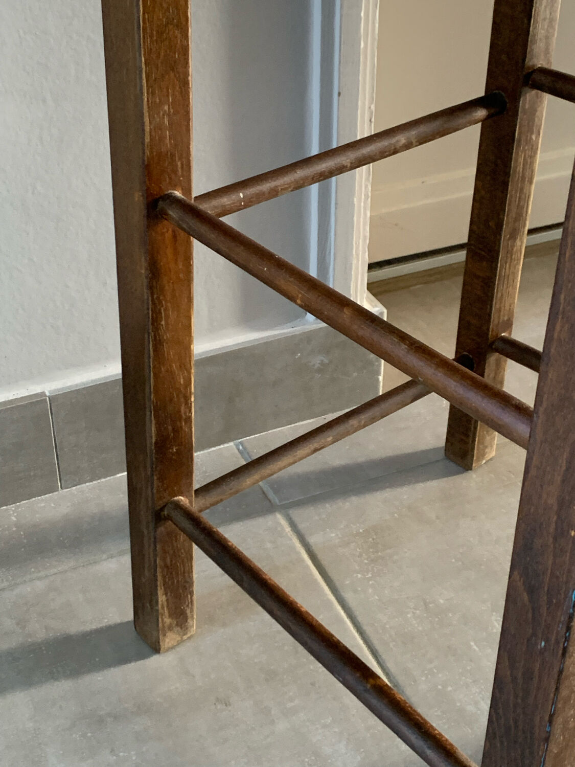 High chair in wood and straw
