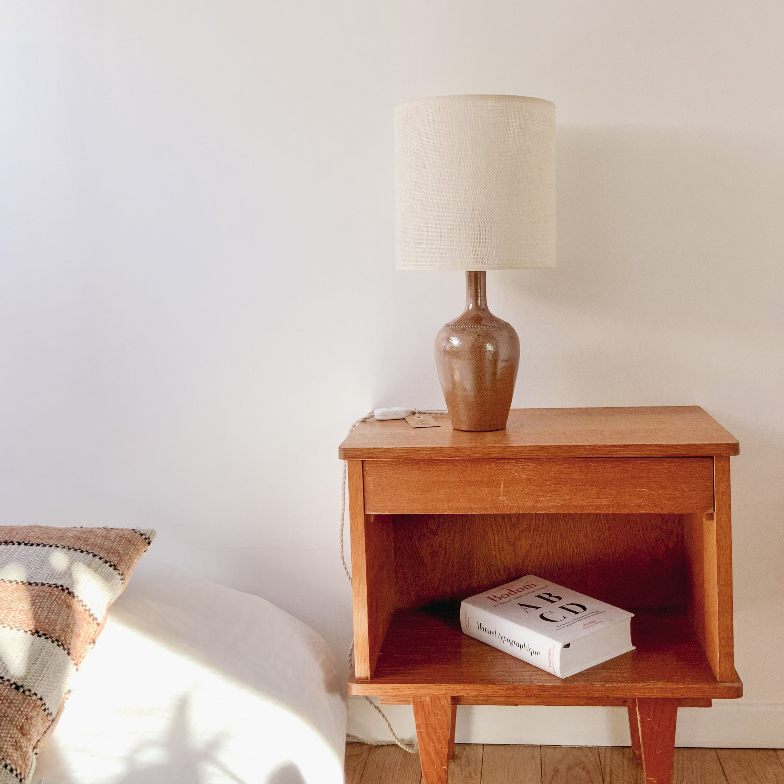 Lampe grès et jute tissée