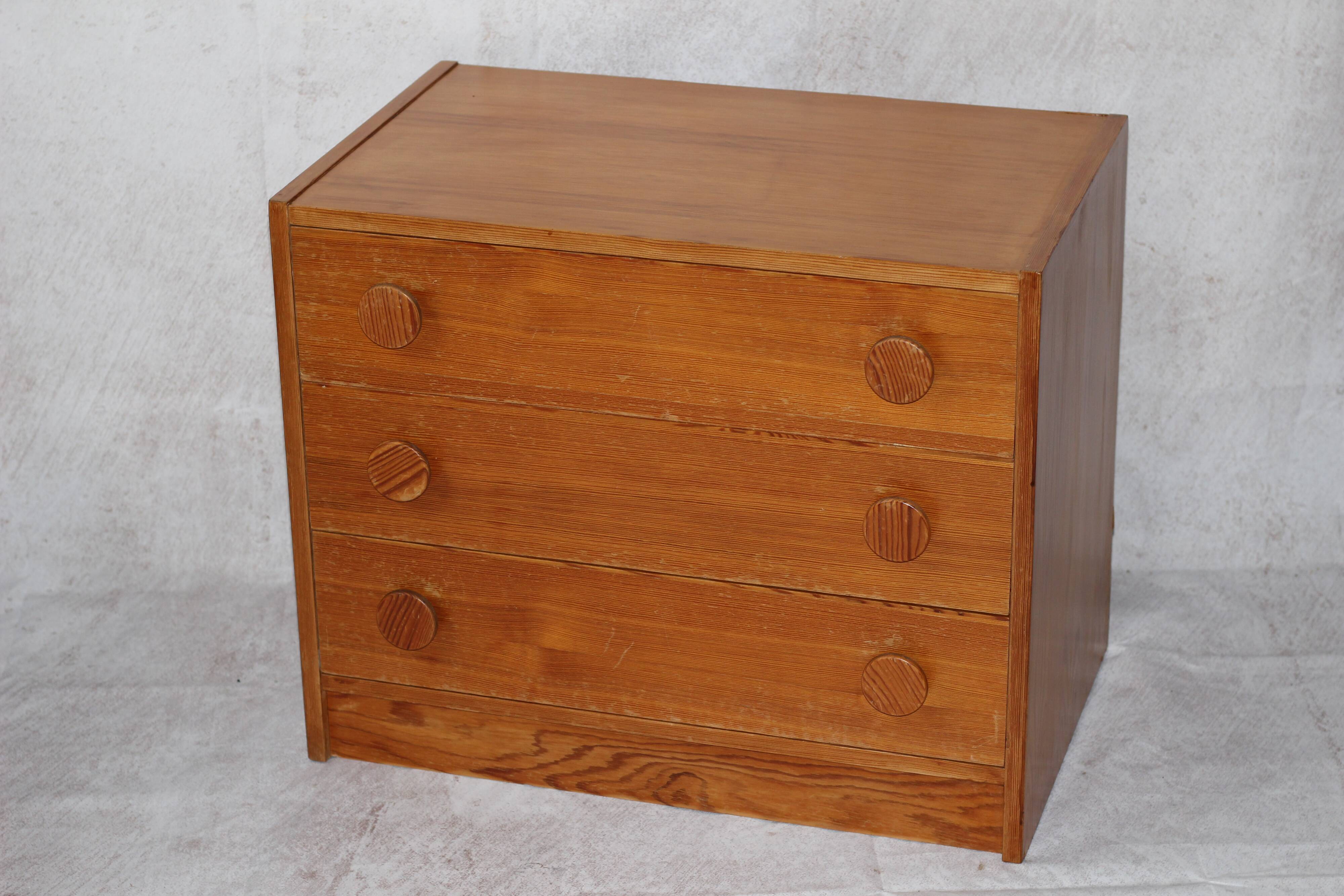 Petite commode en pin scandinave vintage