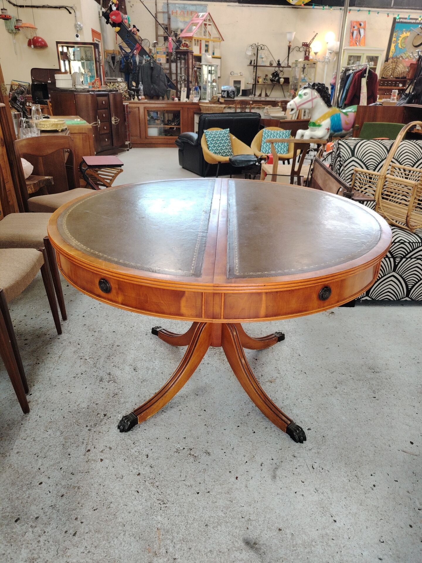 Round Regency dining table in mahogany and green leather with extensions - 20th century