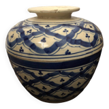 Earthenware pot with lid