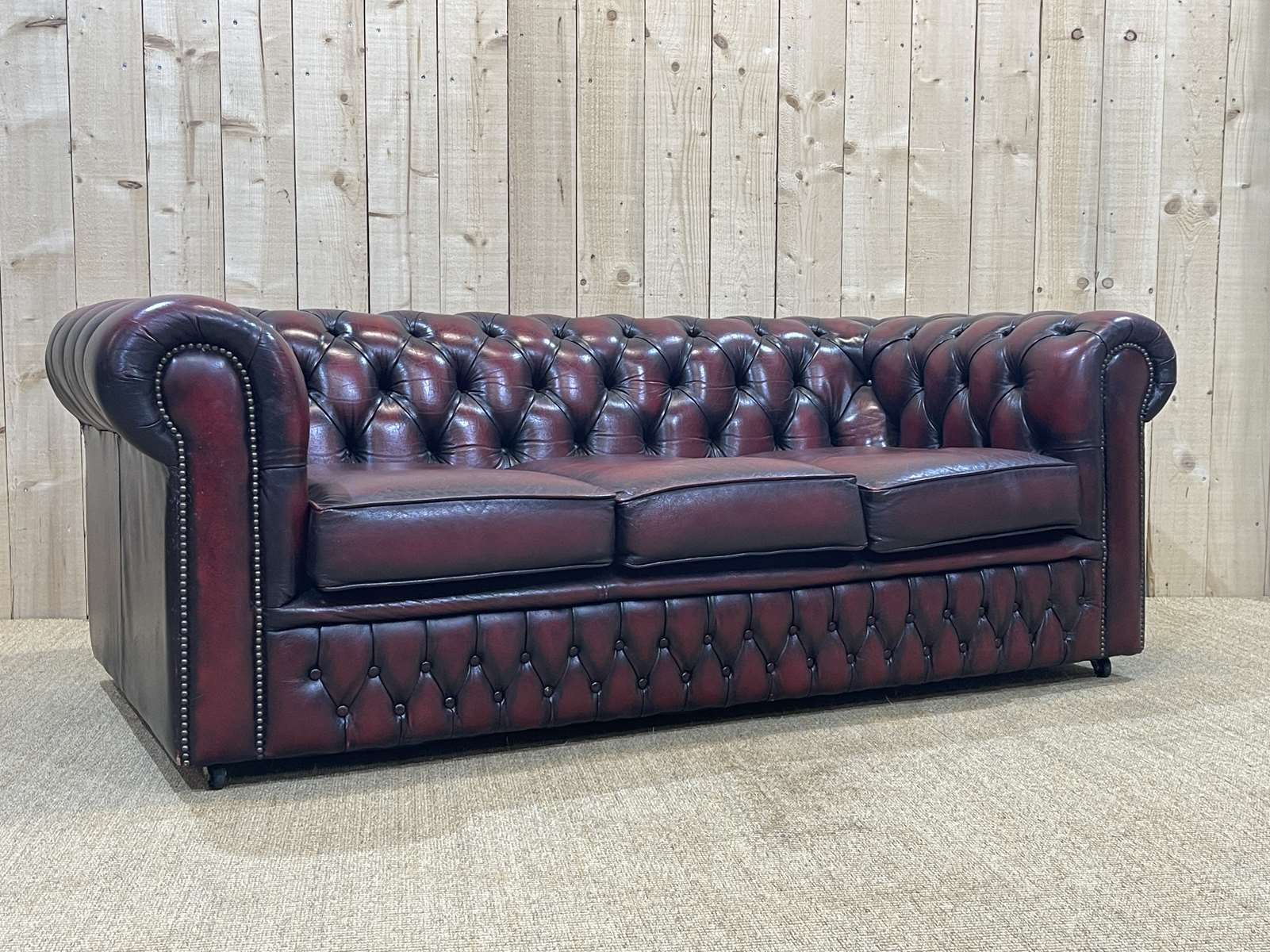 Chesterfield sofa in red leather 3 places from the 70s