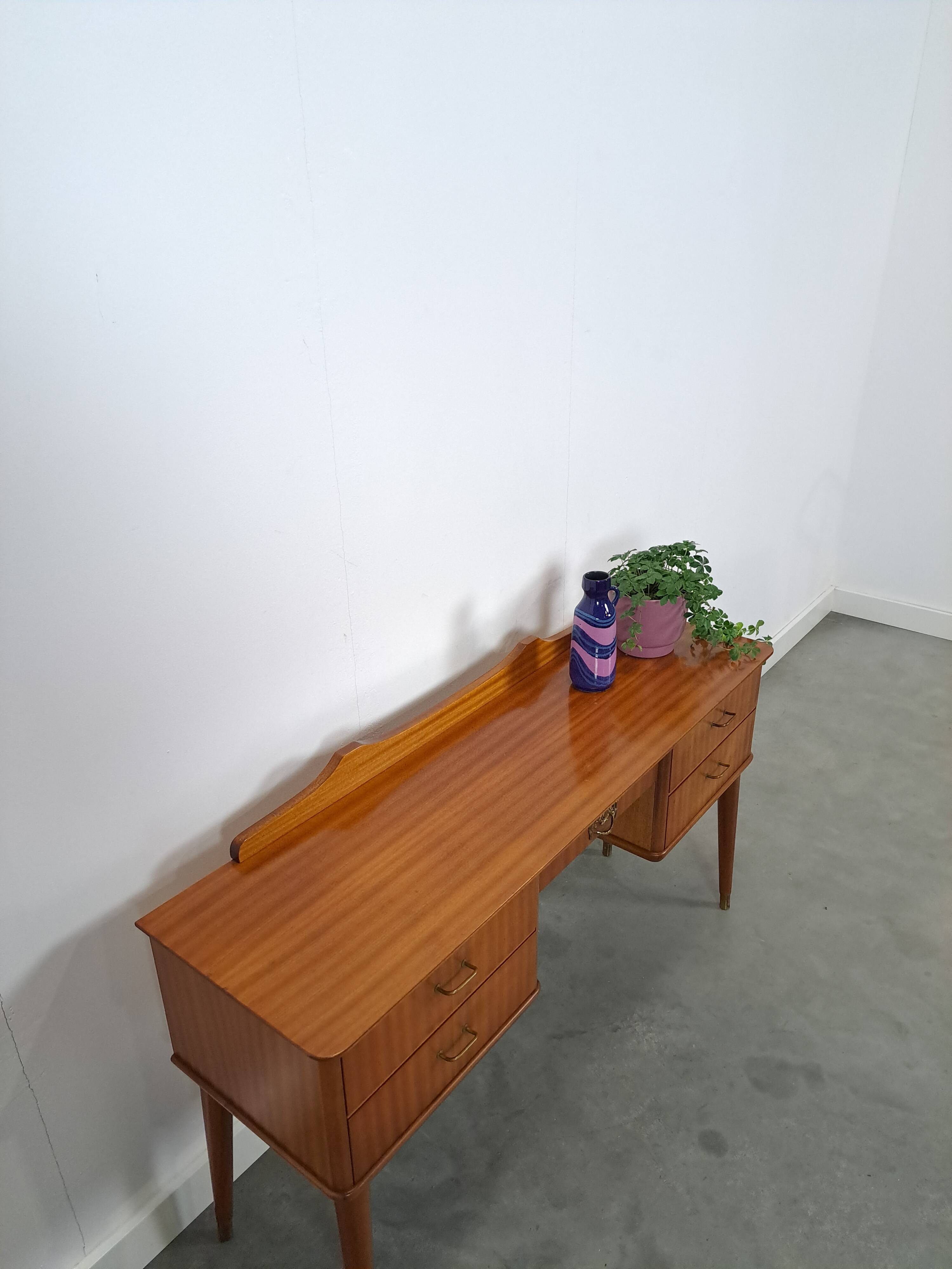 Side table met lades en messing details uit Zweden, kinder bureau