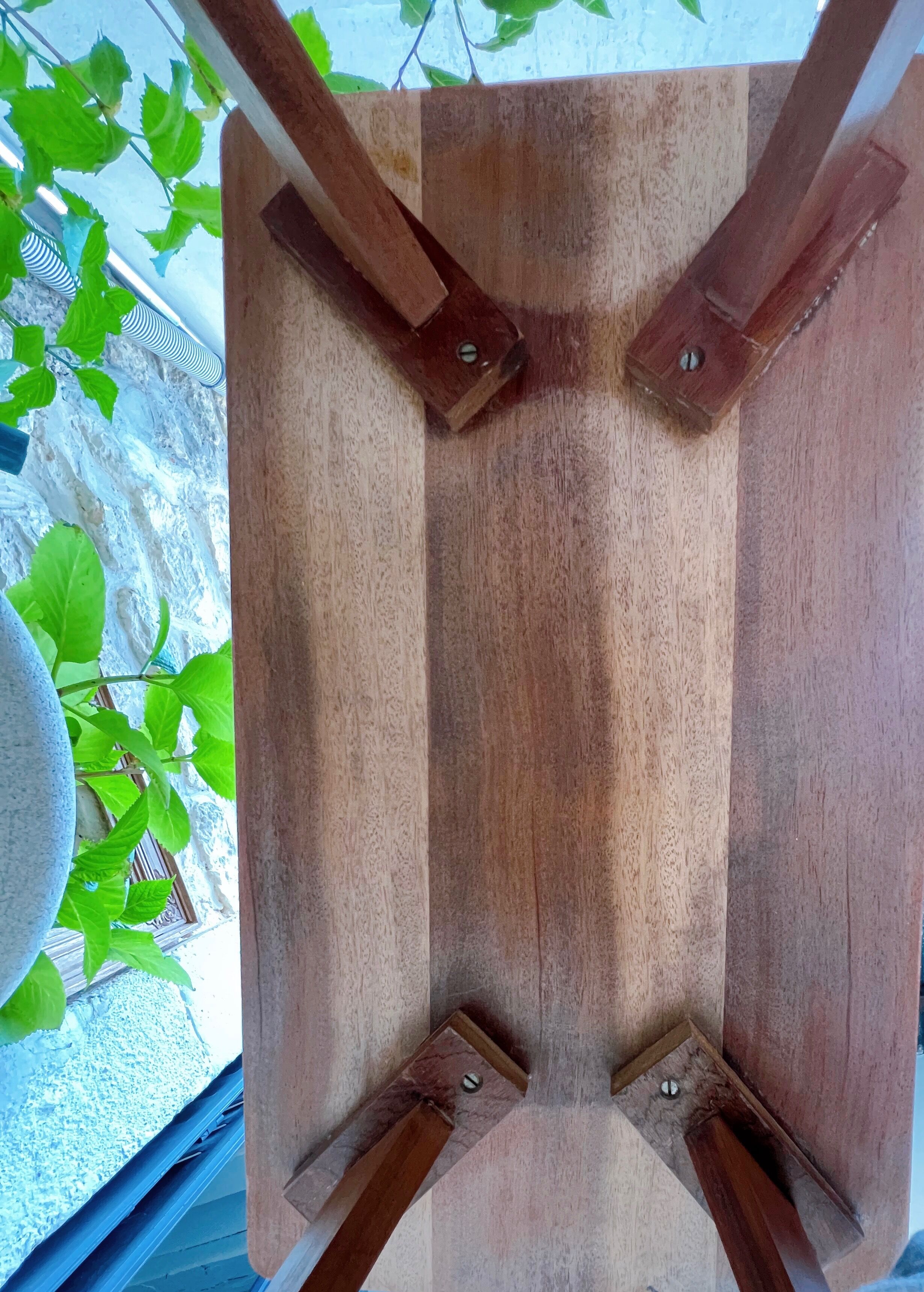 Coffee table compass foot