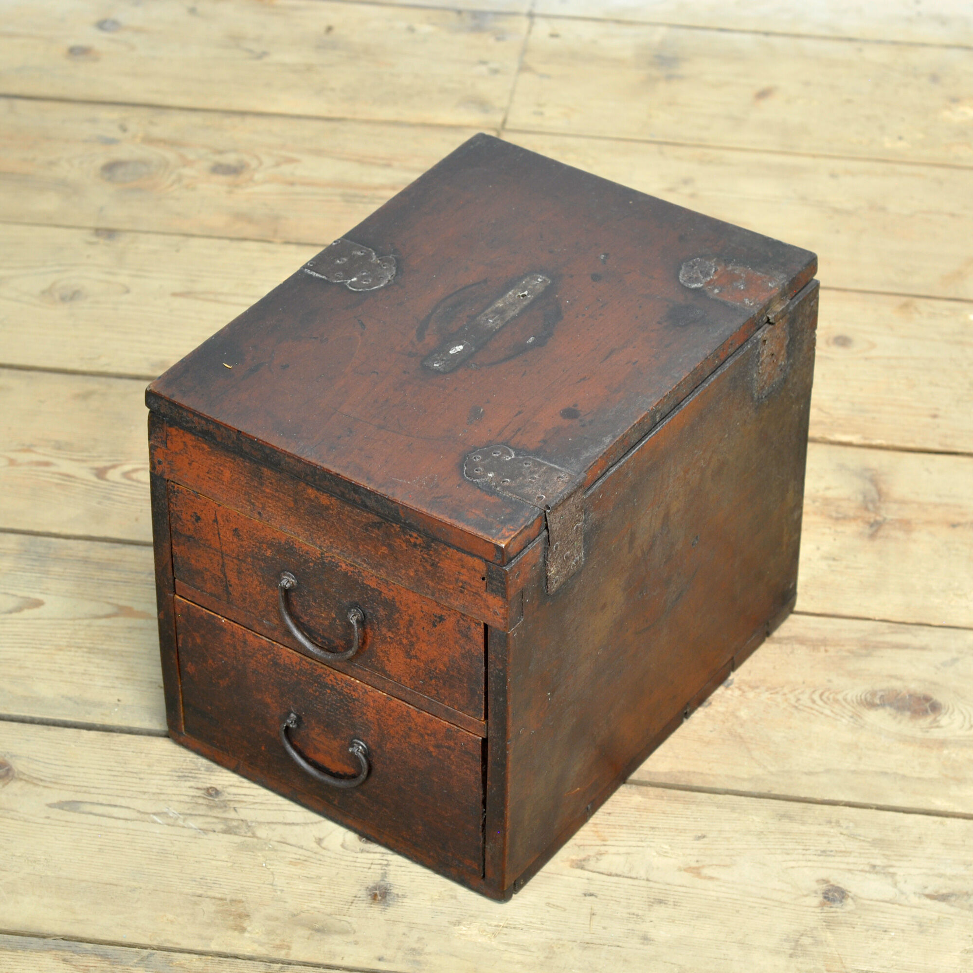 Petite commode japonaise, vers 1900