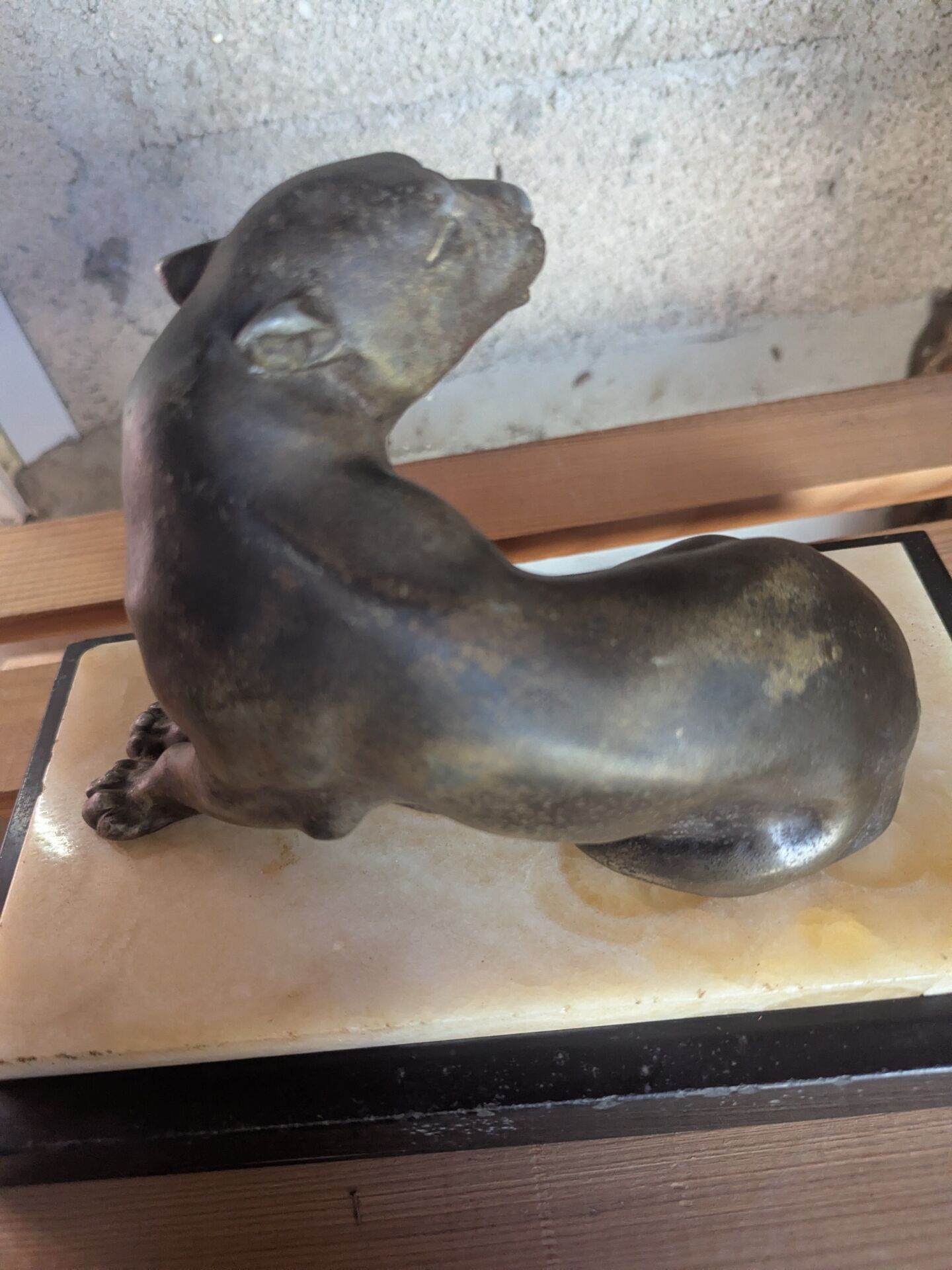 Art Deco Panther in patinated cast iron on a base of onyx and black marble