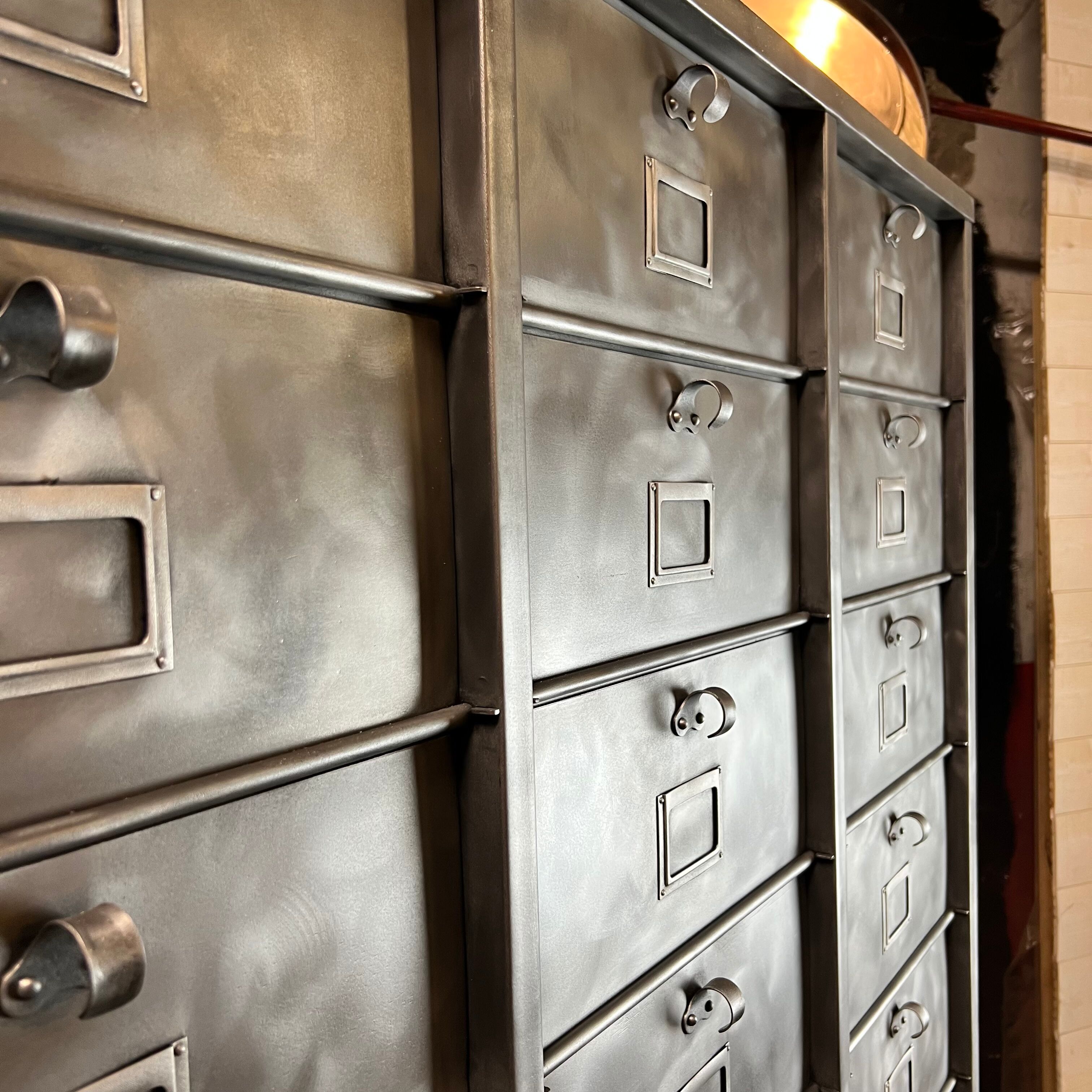 Strafor 3-column clamshell cabinet