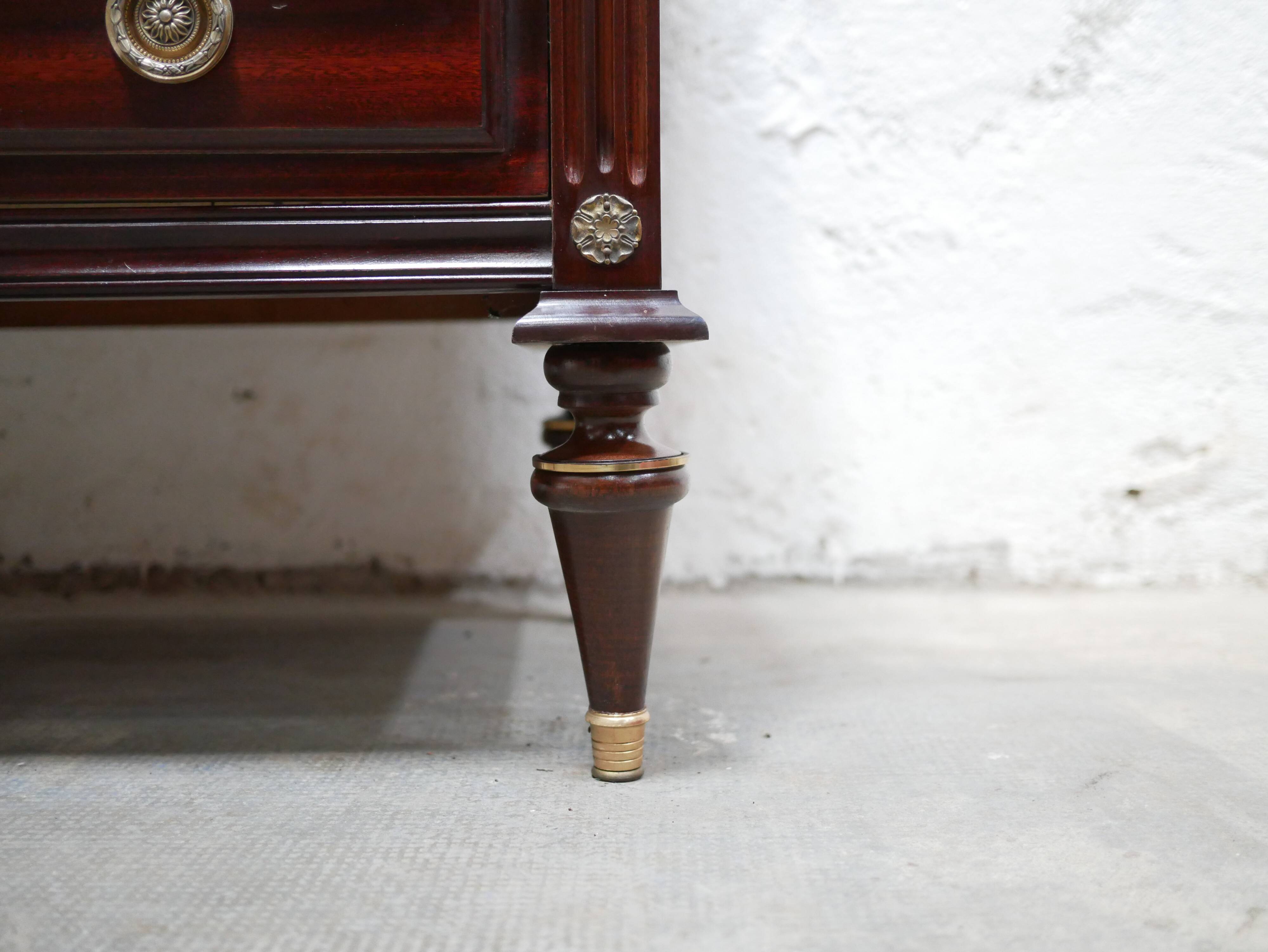 Commode ancienne en bois de style Louis XVI