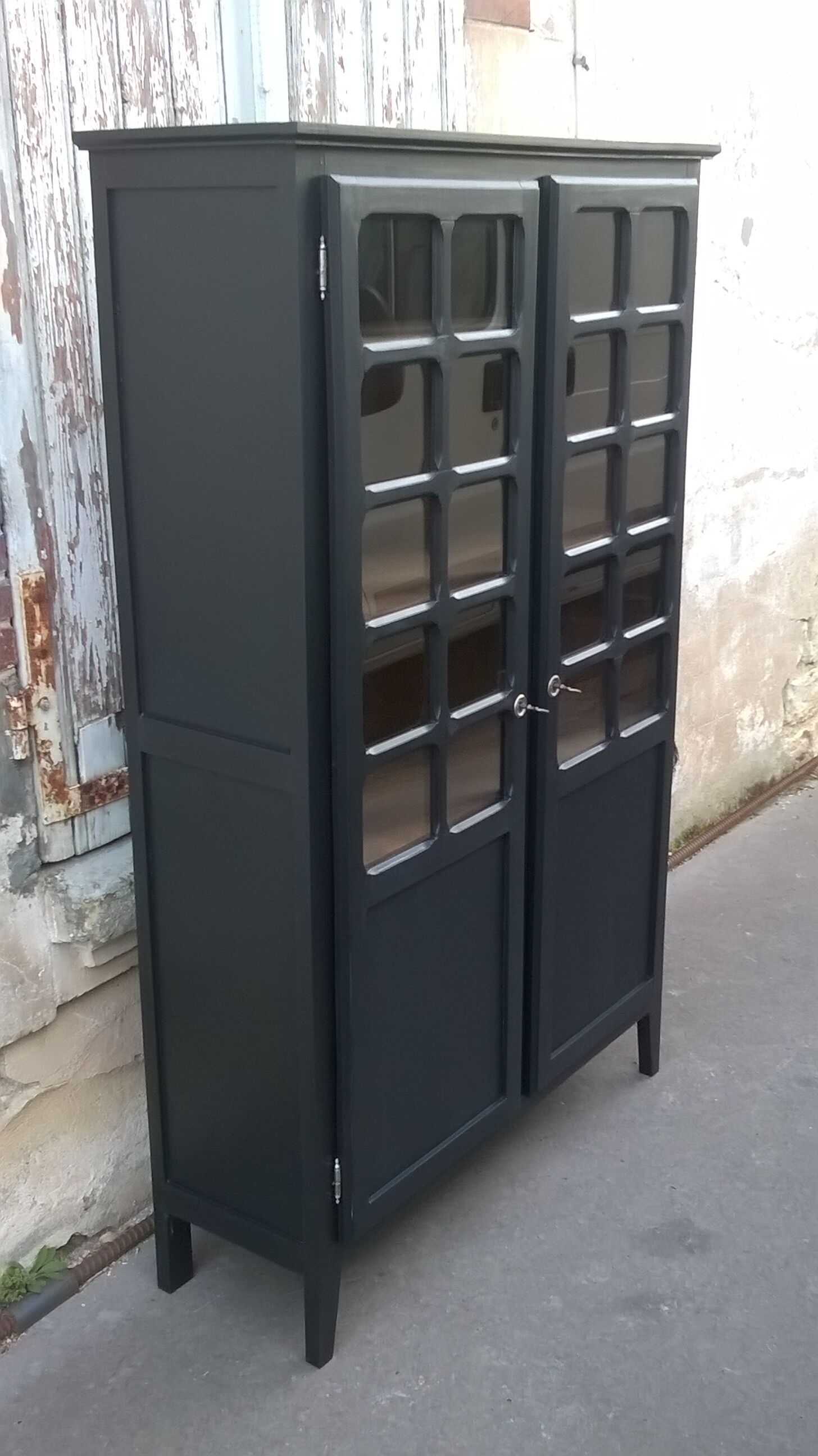 Parisian showcase cabinet