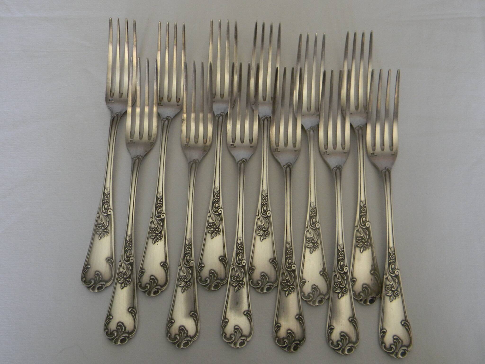 Lot de 12 fourchettes en métal argenté saint medard.