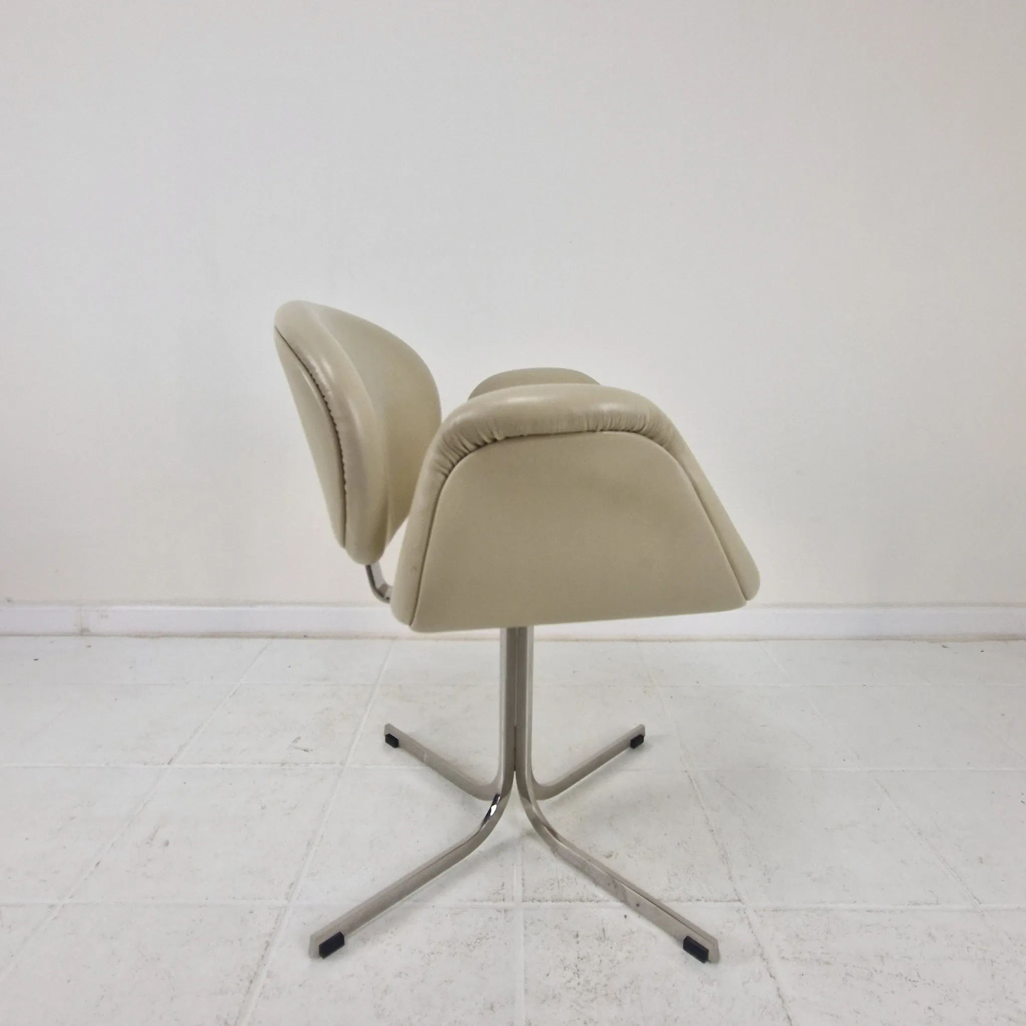 Set of 8 "Little Tulip" Chairs by Pierre Paulin for Artifort in Leather