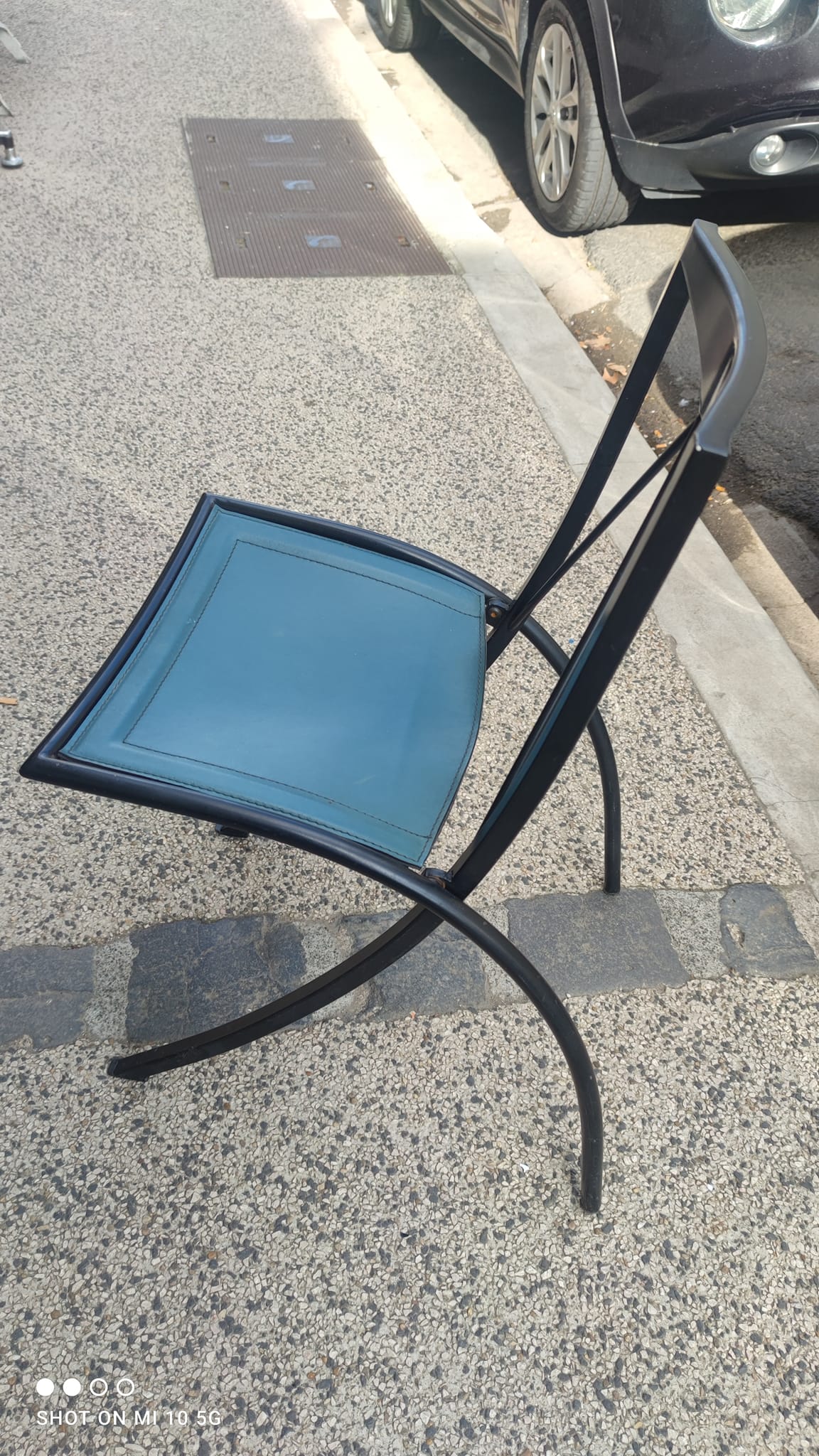 5 Bella folding chairs in steel and petrol blue leather by Maison Cattelan