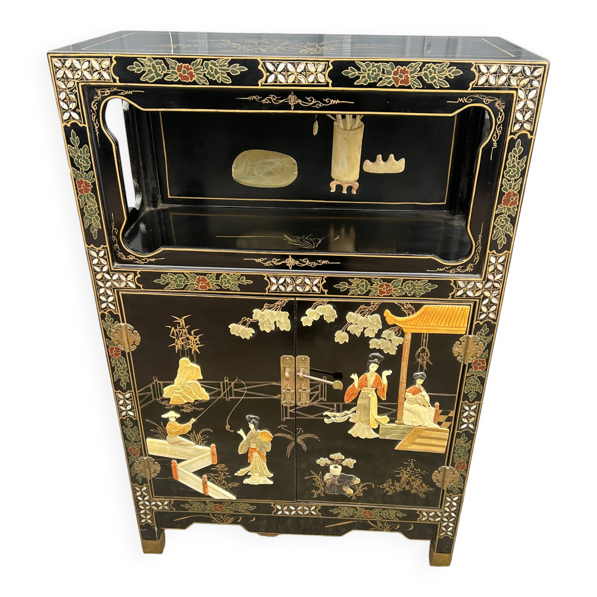 Petit meuble d'appui chinois en laque et "pierres dures"