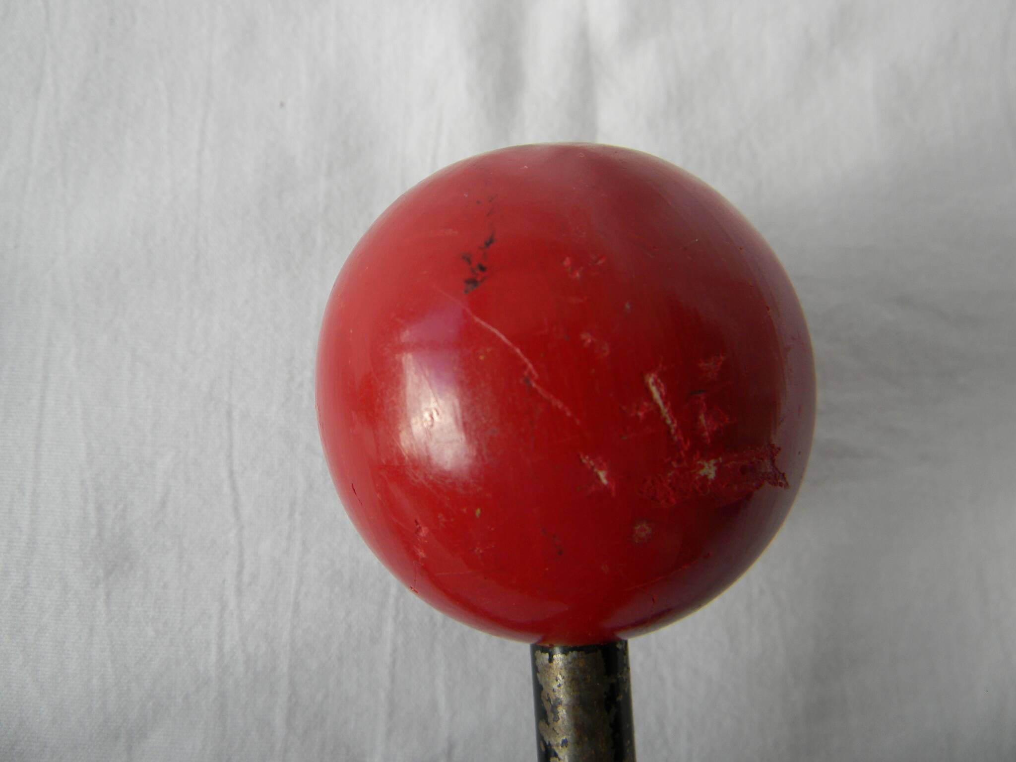 Petit porte manteau mural en fer forgé boules en bois.
