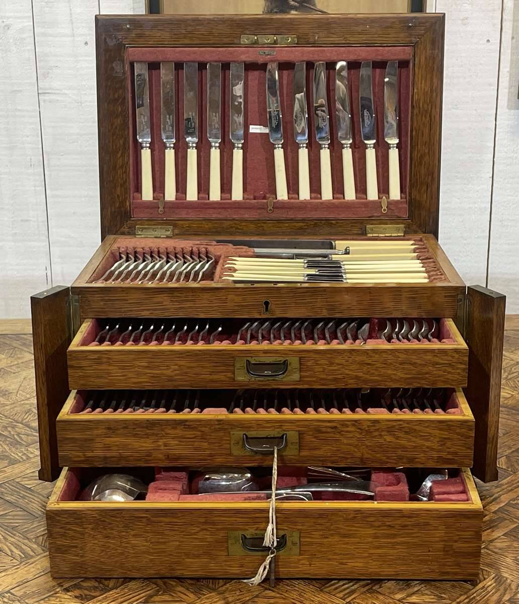 English silver-plated cutlery set in its oak box - early 20th century