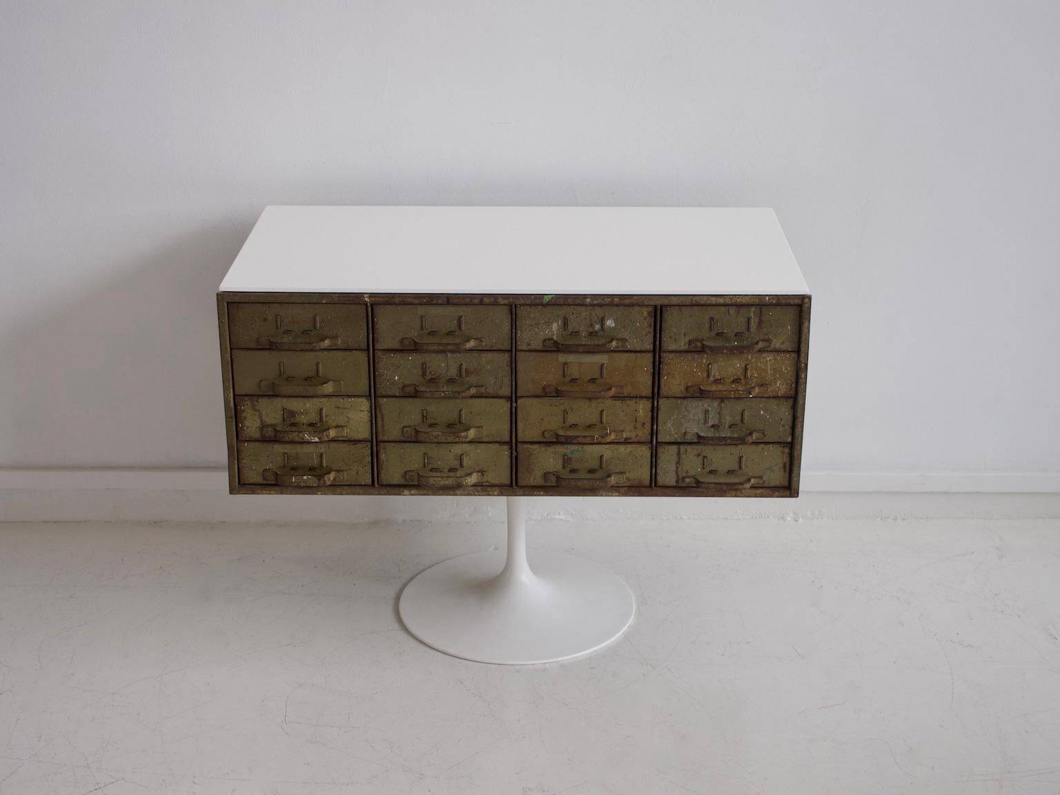 Commode en métal vert armée du milieu du 20e siècle