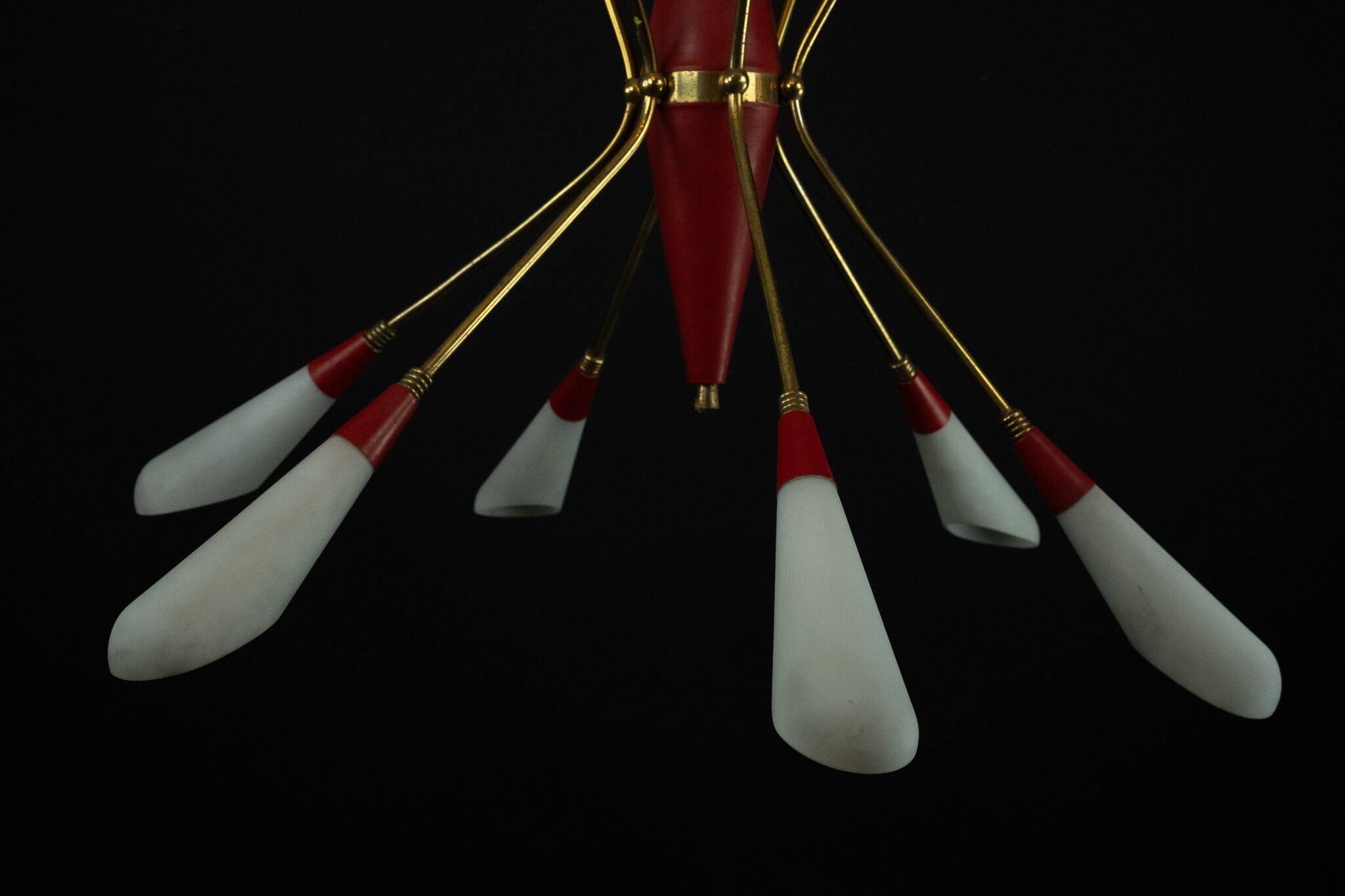 Mid-Century 12 lights chandelier in the manner of Stilnovo. Italy 1950s