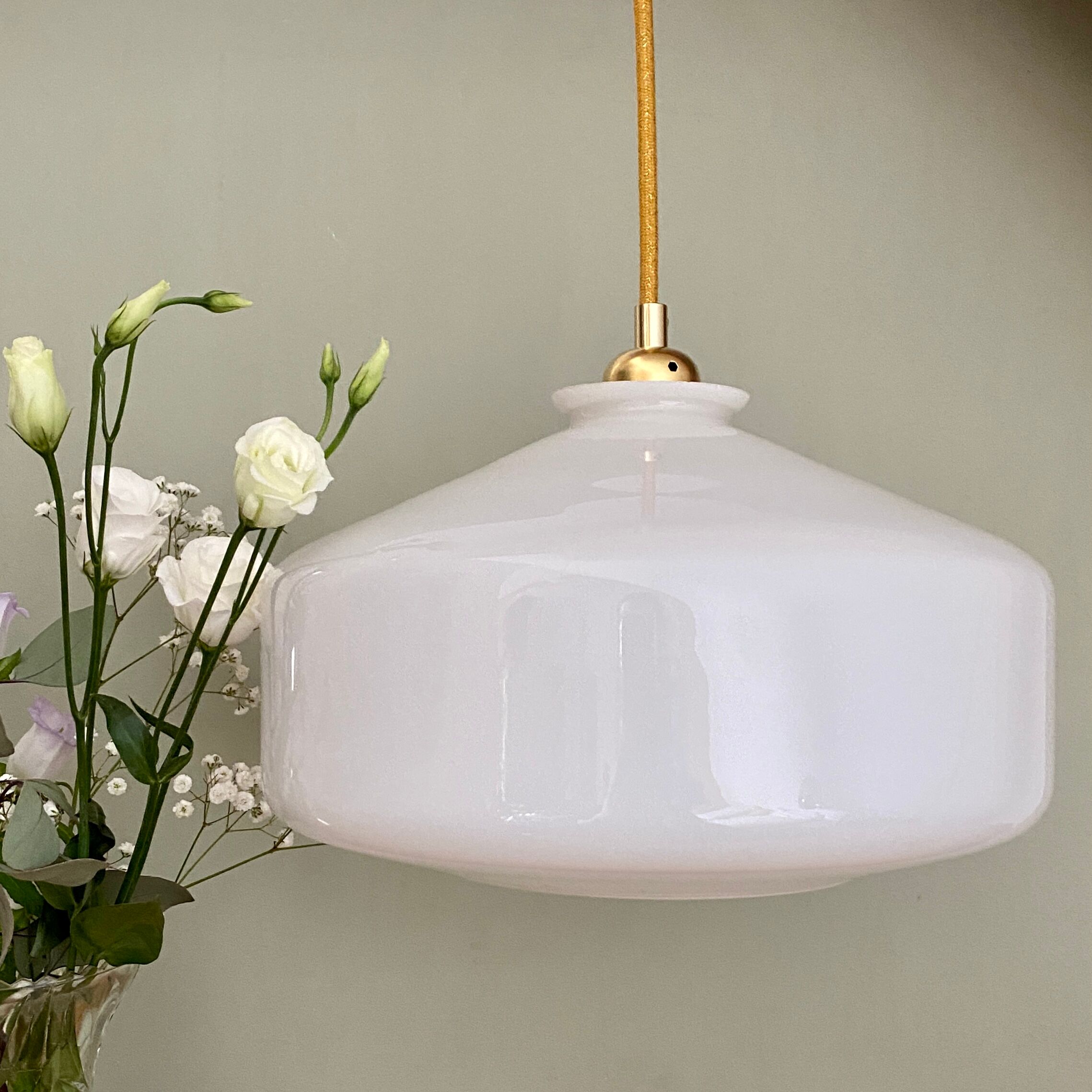 Vintage shade pendant lamp in white opaline