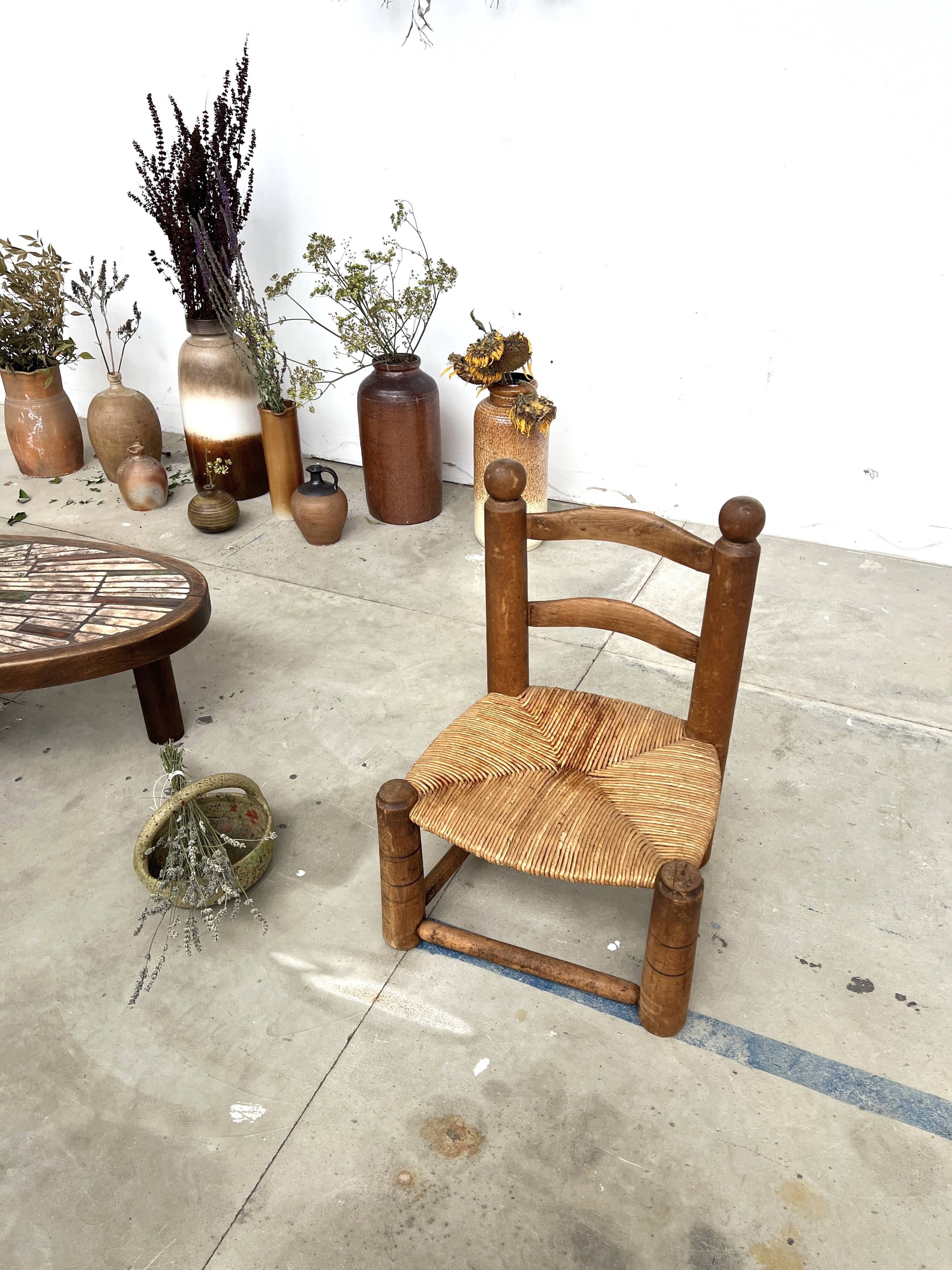 Brutalist chair in wood and straw