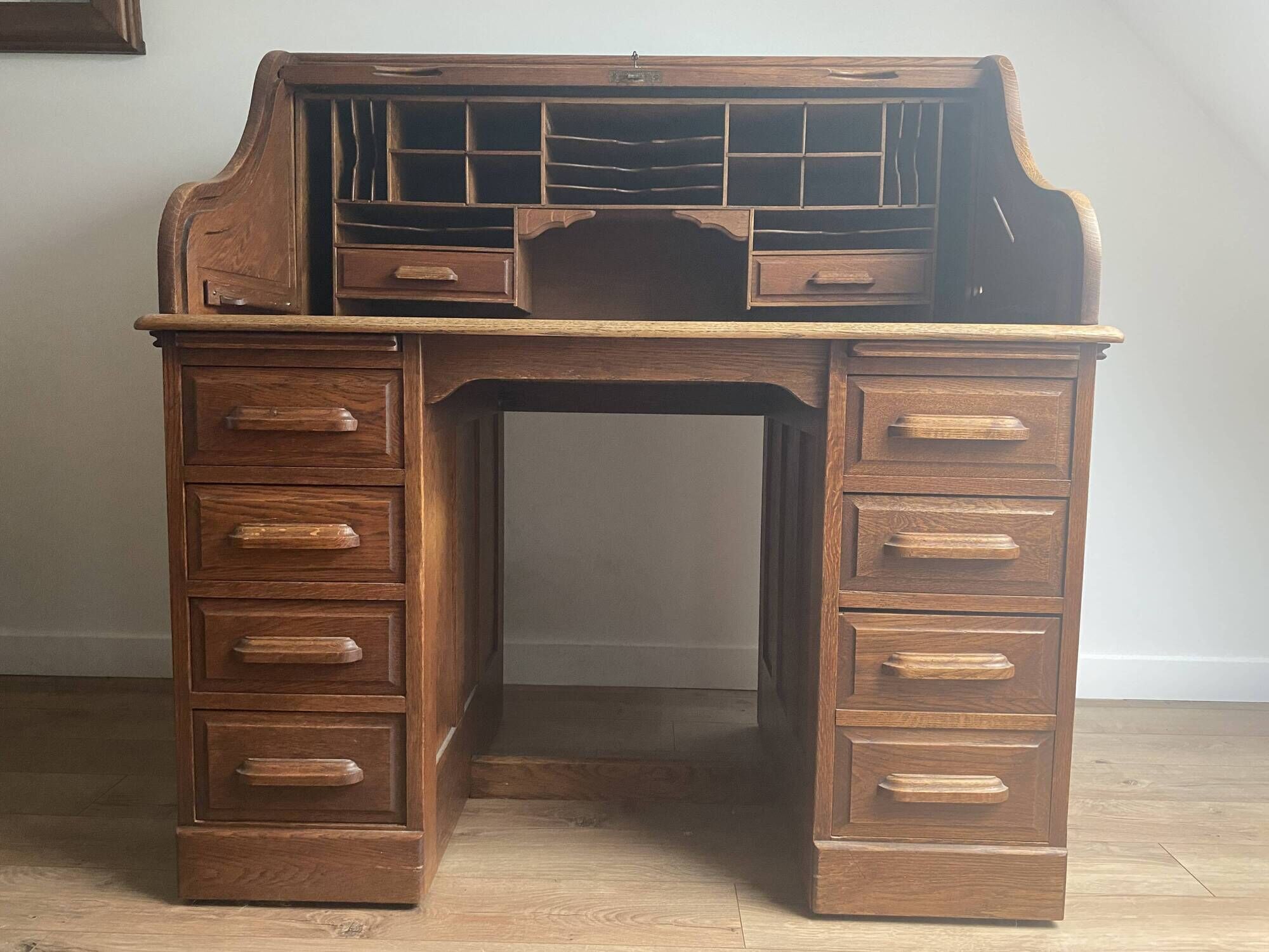 American roll-top desk in solid oak, also known as "Roll desk top".
