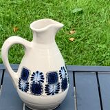 Carafe en grès émaillée avec un joli motif de fleurs bleues vintage et design 1970