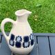 Carafe en grès émaillée avec un joli motif de fleurs bleues vintage et design 1970