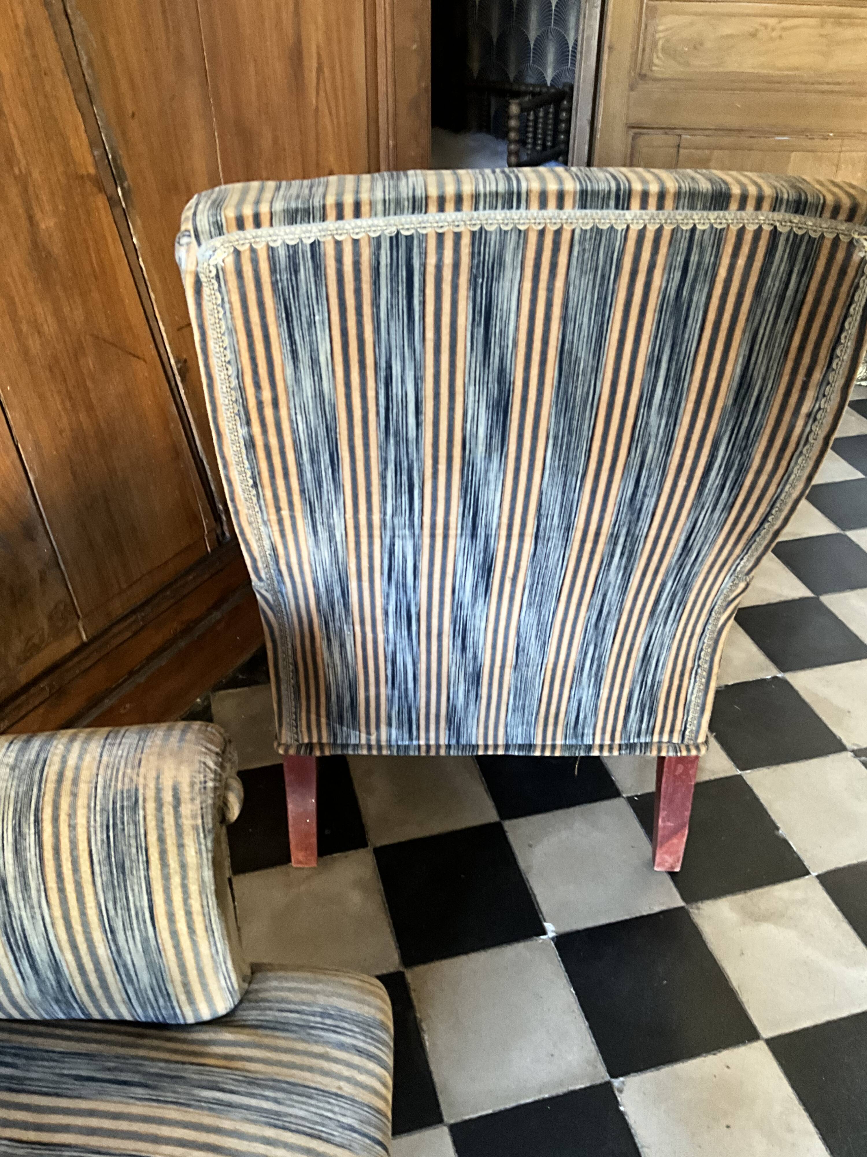 Une paire de fauteuils en velours.