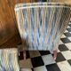 Une paire de fauteuils en velours.