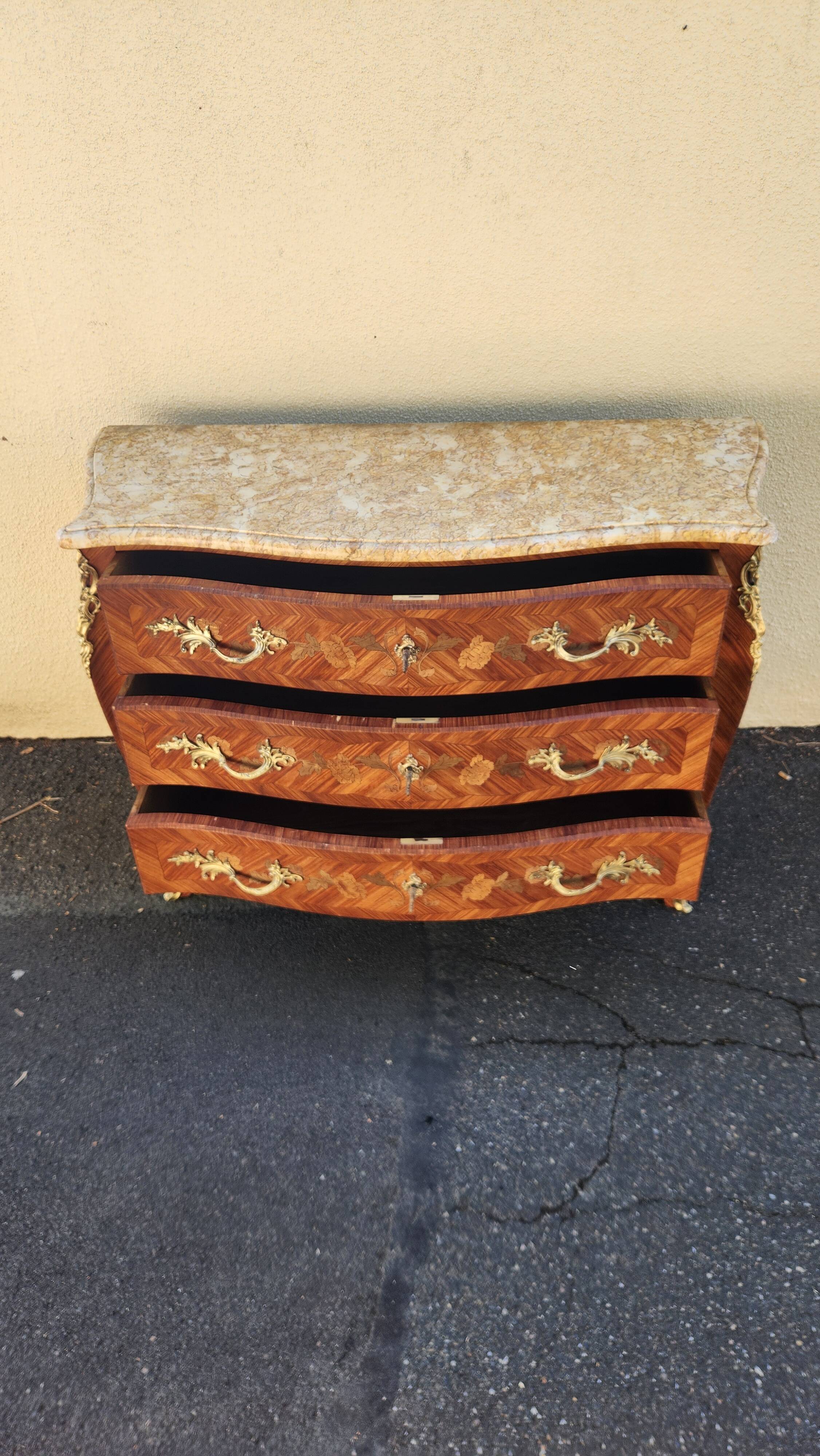 Superbe commode de style Louis XV galbée en marqueterie